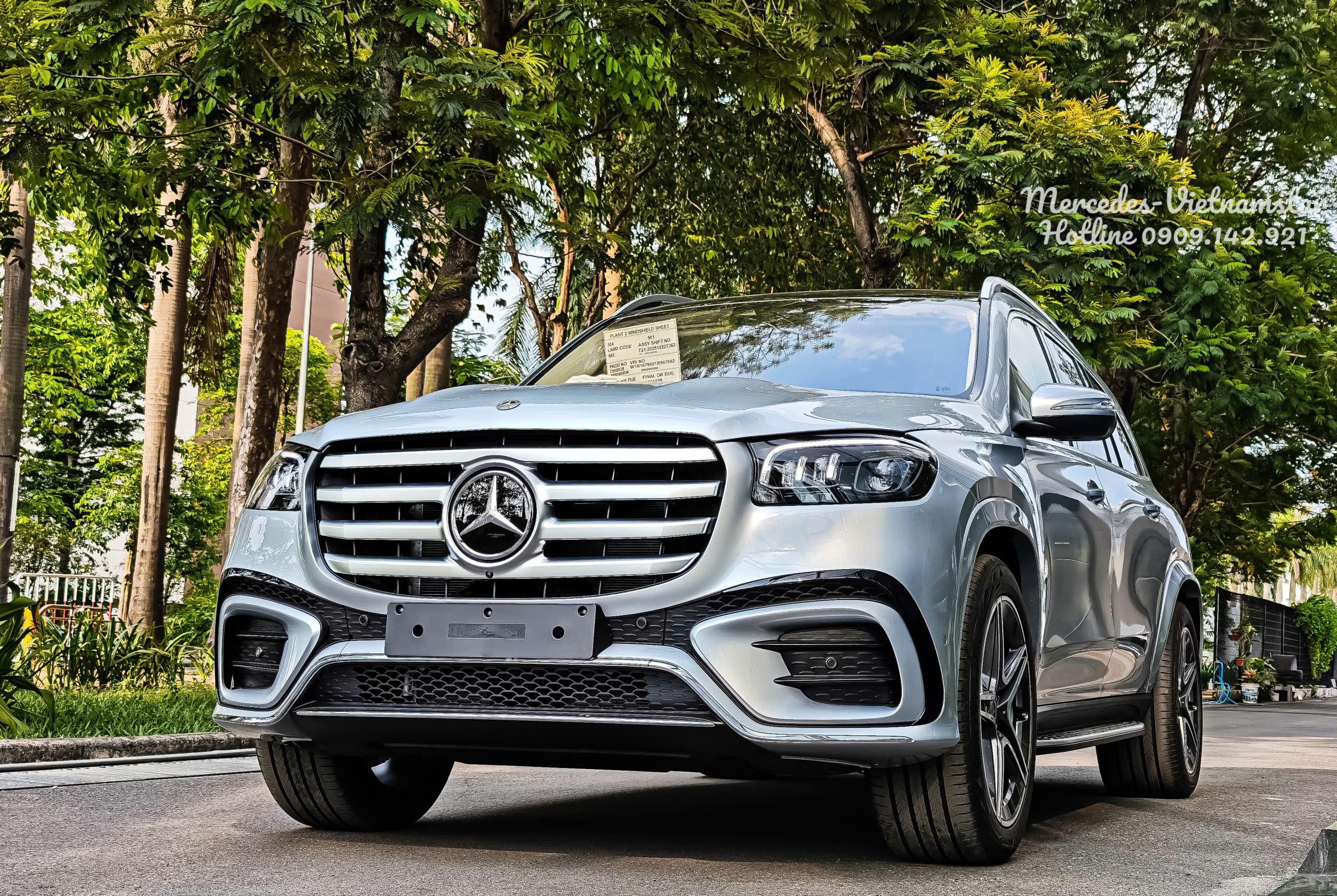 Hình ảnh GLS 450 màu Bạc High-tech Silver dưới ánh nắng tự nhiên.