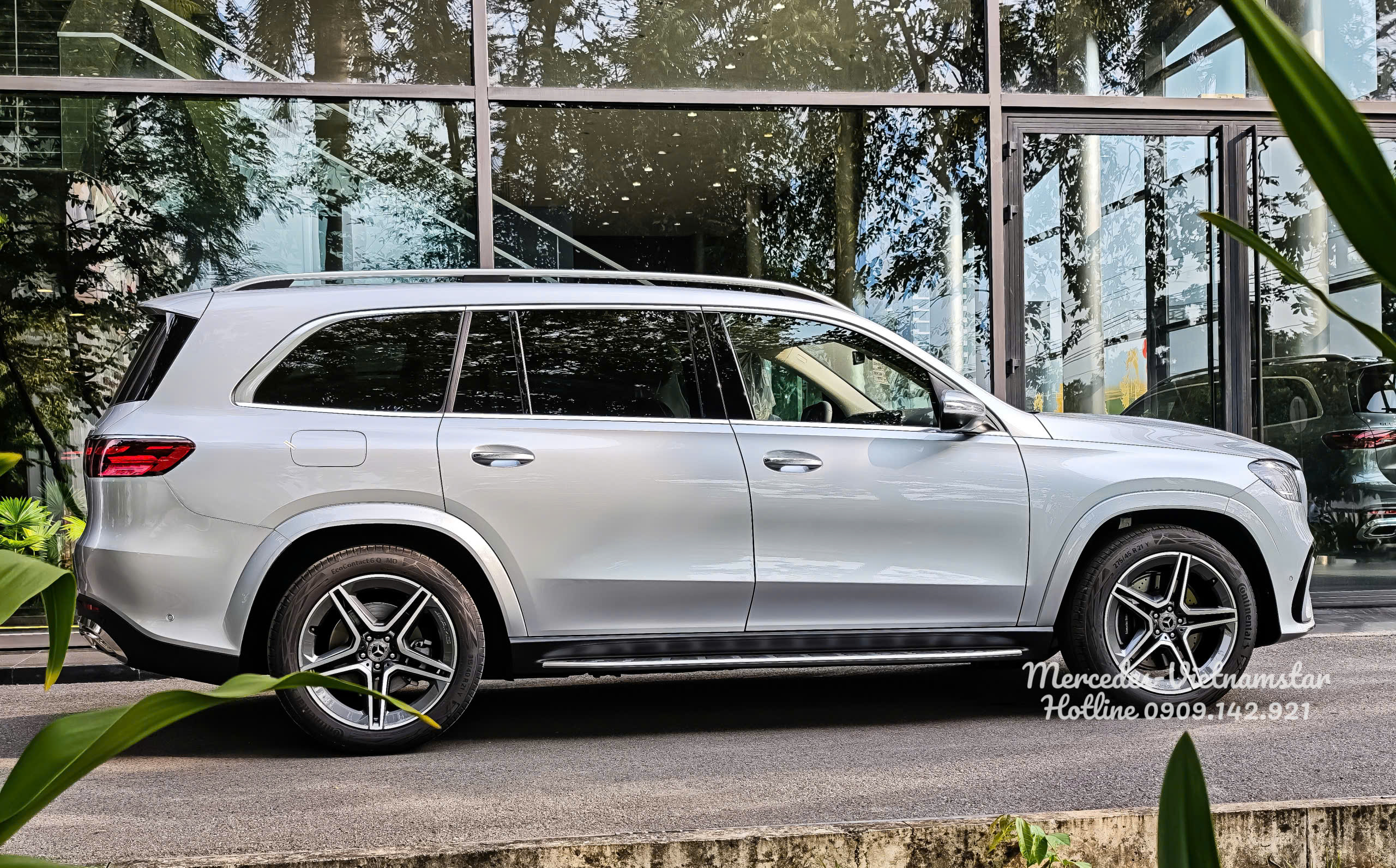 Chi tiết thân xe Mercedes GLS 450 4MATIC màu Bạc High-tech Silver.