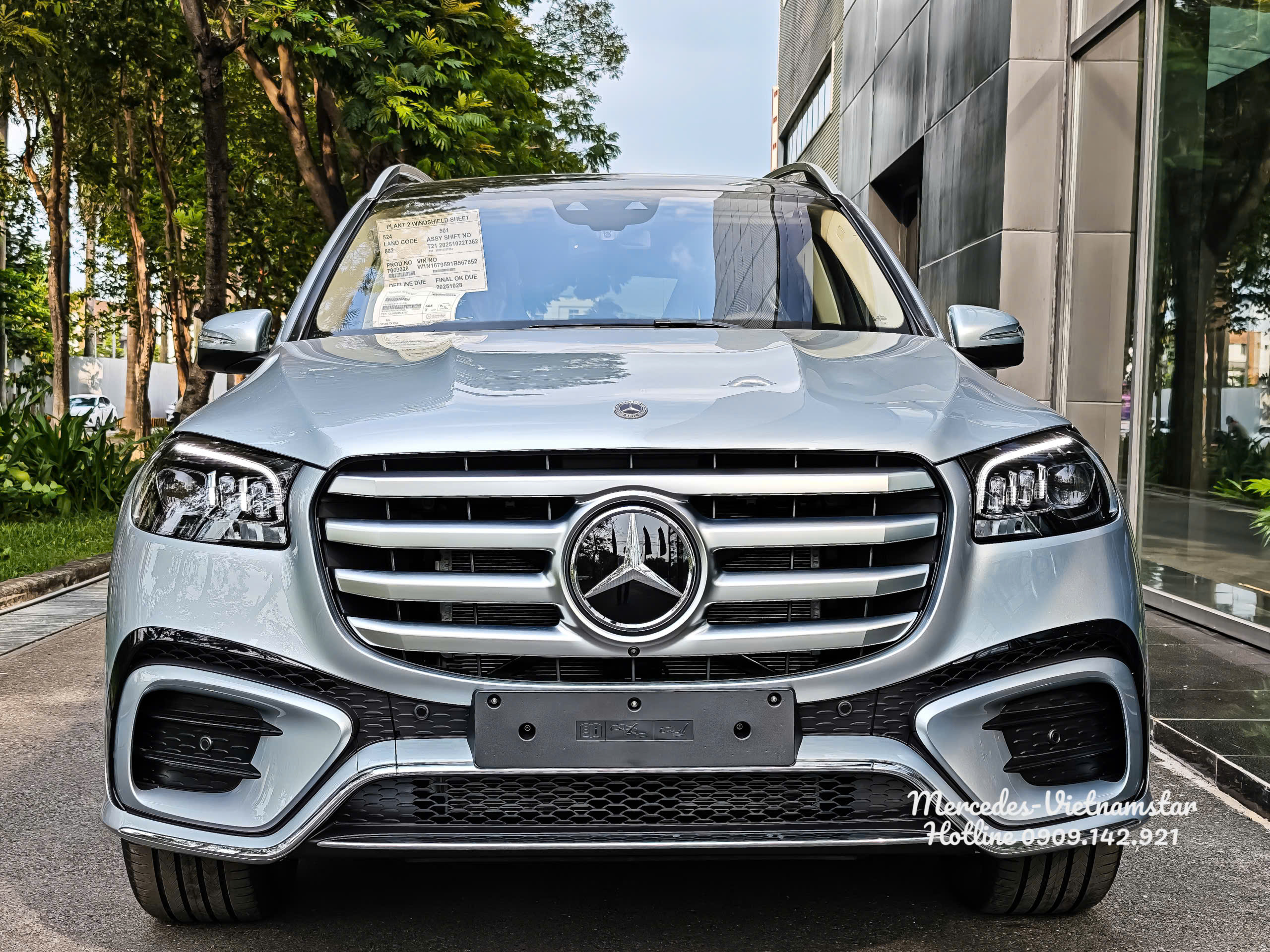 Thiết kế mặt trước uy nghi của Mercedes GLS 450 màu Bạc High-tech Silver.