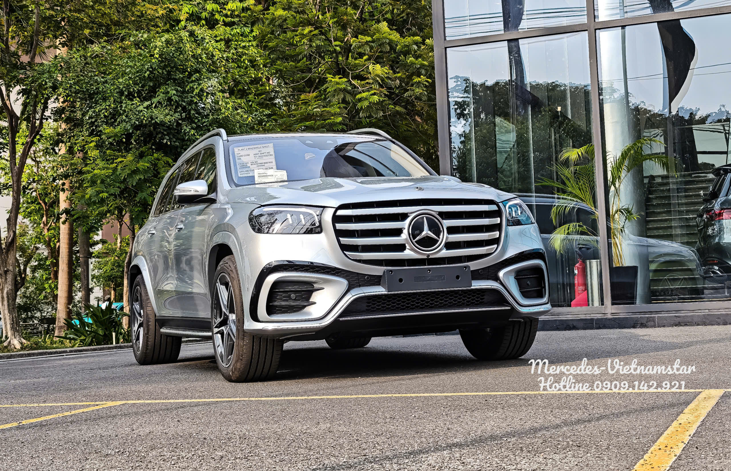 Cận cảnh Mercedes-Benz GLS 450 4MATIC màu Bạc High-tech Silver mới nhất.