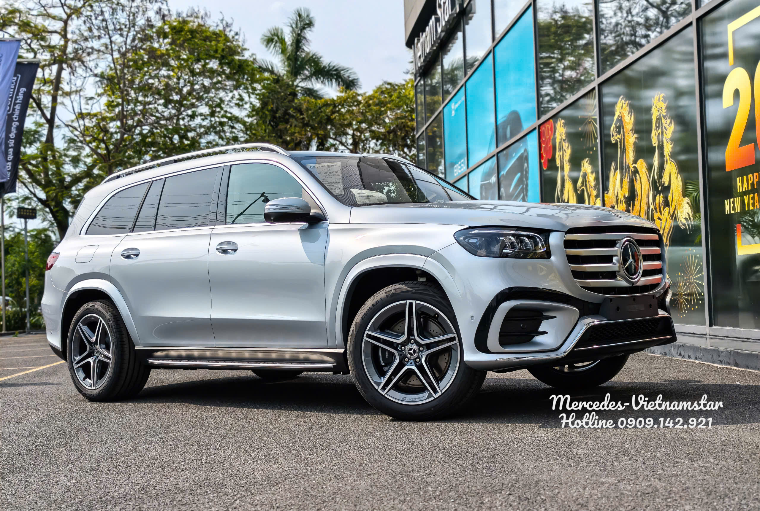Ngoại thất Mercedes GLS 450 màu Bạc High-tech Silver sang trọng.