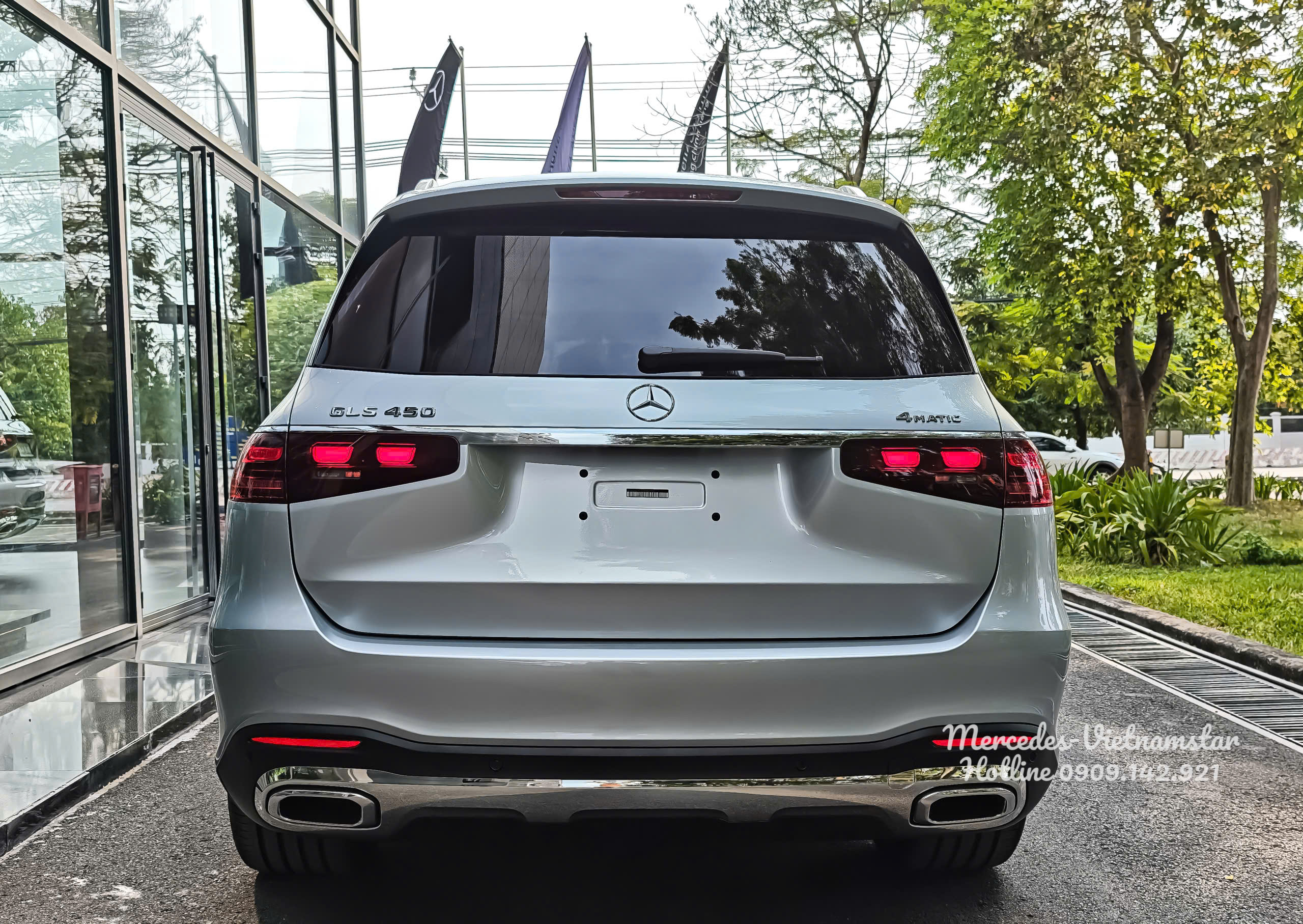 Đuôi xe Mercedes GLS 450 màu Bạc High-tech Silver với cụm đèn LED hiện đại.