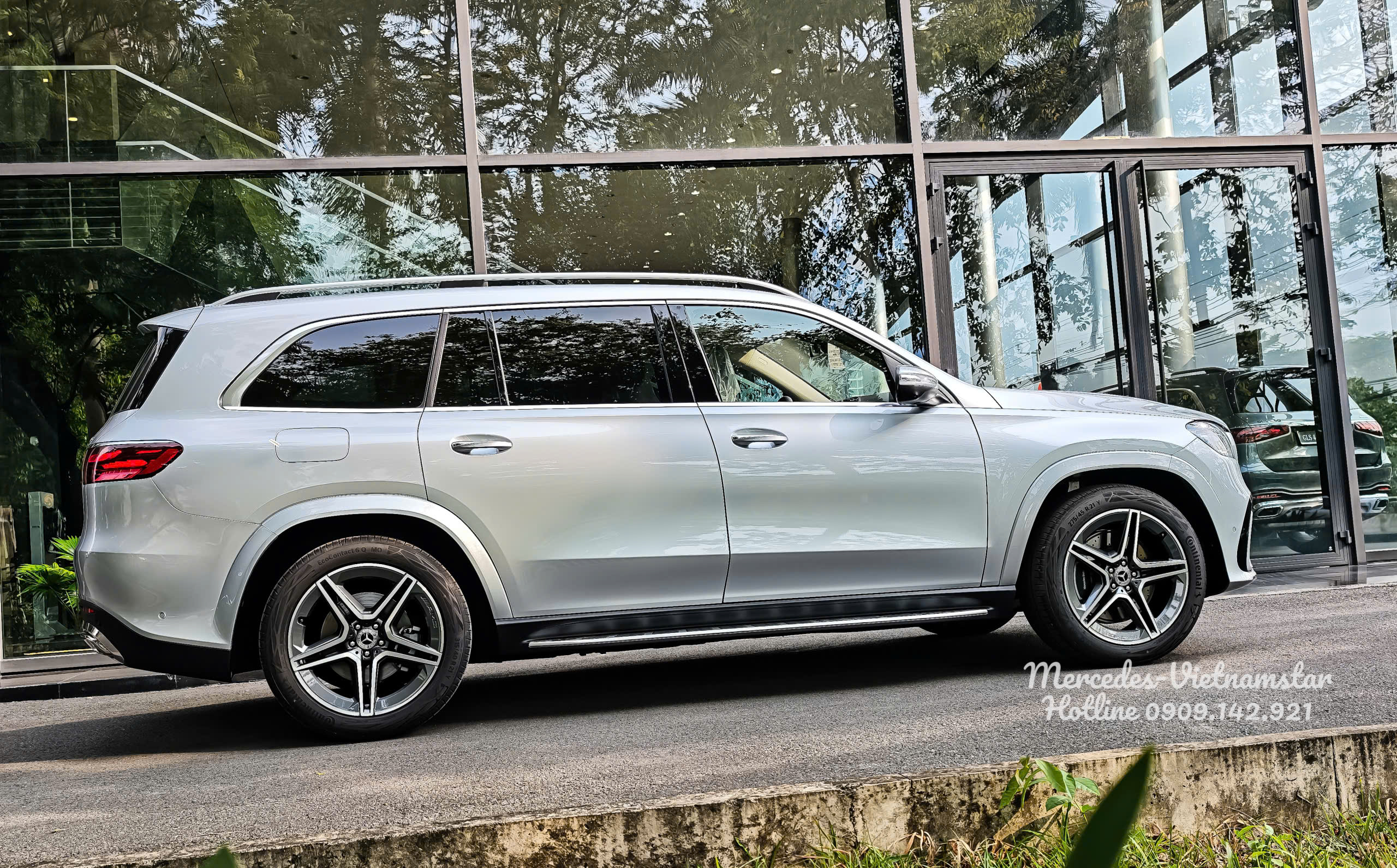 Bậc lên xuống bằng hợp kim nhôm trên GLS 450 màu Bạc High-tech Silver.