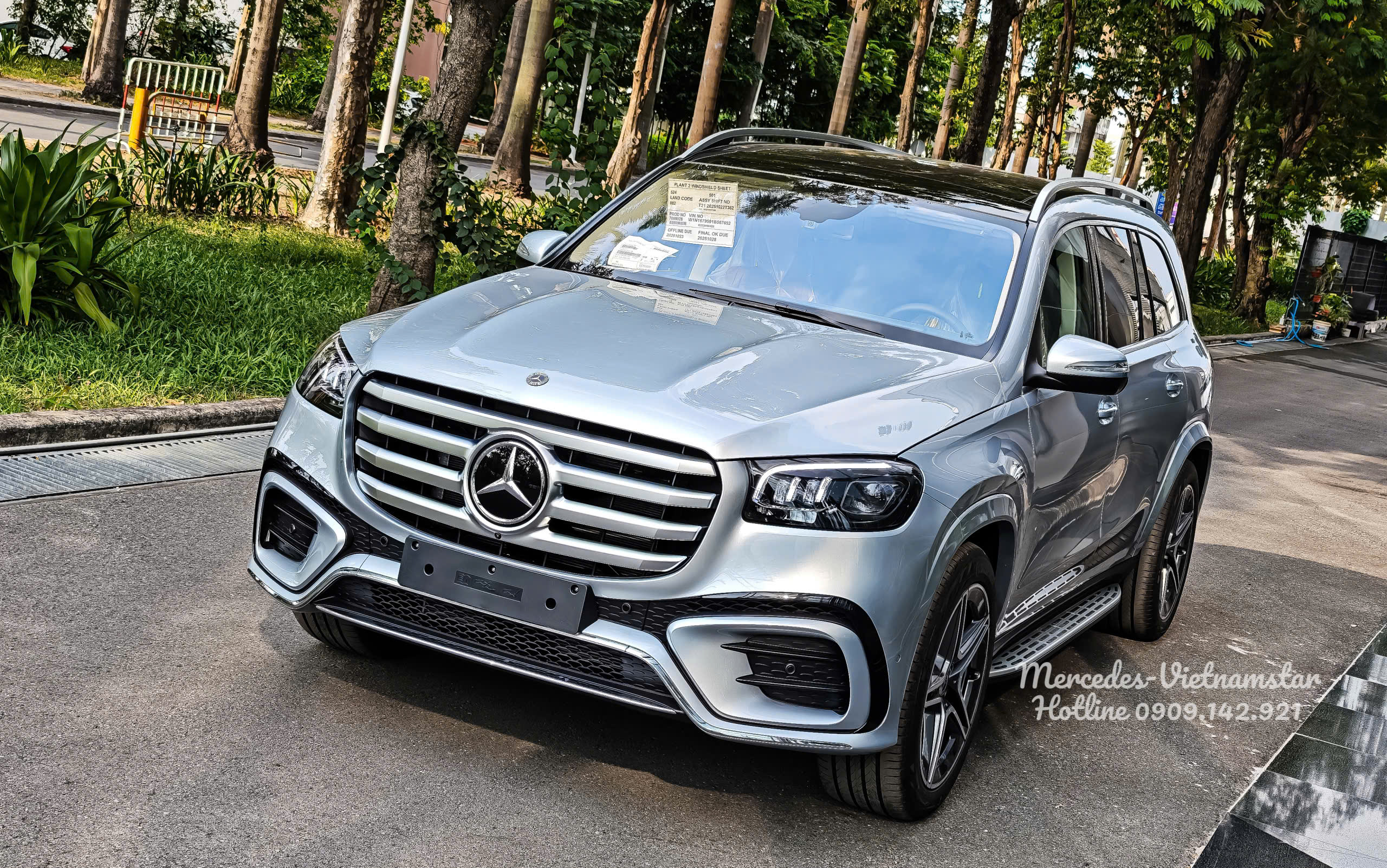 Vẻ đẹp hiện đại của GLS 450 màu Bạc High-tech Silver tại Việt Nam.