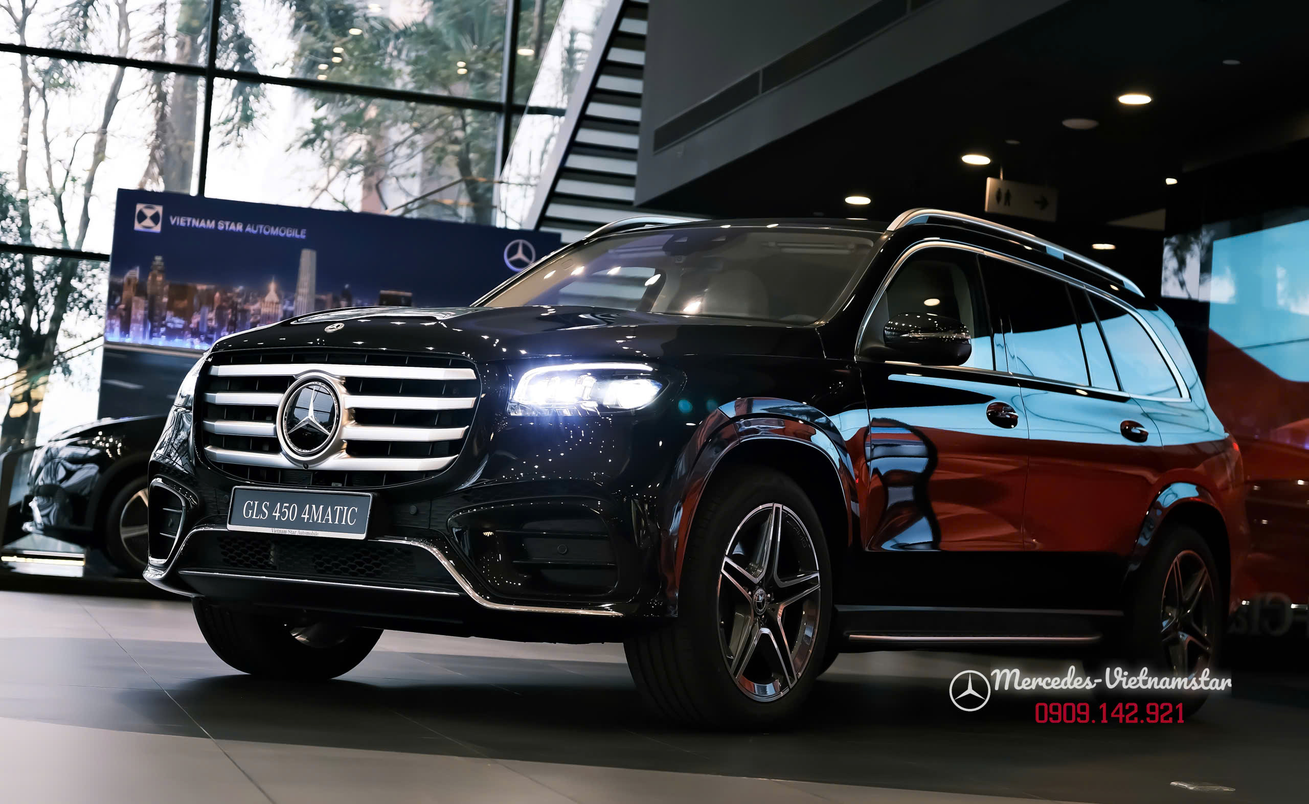 Hình ảnh GLS450 Màu Đen uy lực chụp ở showroom lớn nhất Việt Nam