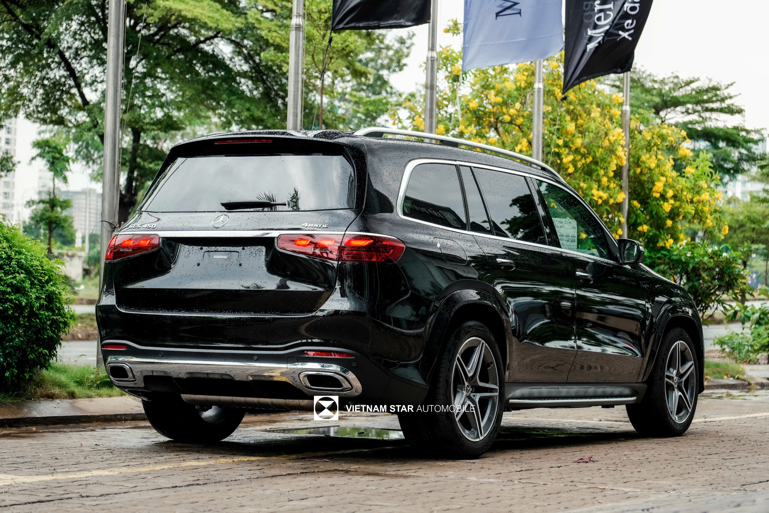 chi tiết nẹp chrome sáng bóng trên thân xe gls 450 4matic 2025