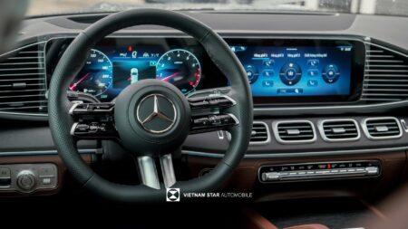 Vô lăng ba chấu bọc da Nappa mới của Mercedes GLS 450 Facelift 2025