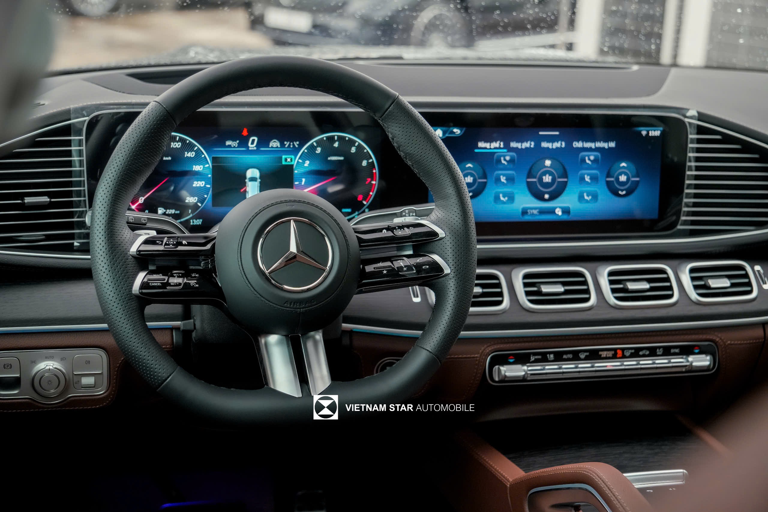 Vô lăng ba chấu bọc da Nappa mới của Mercedes GLS 450 Facelift 2025