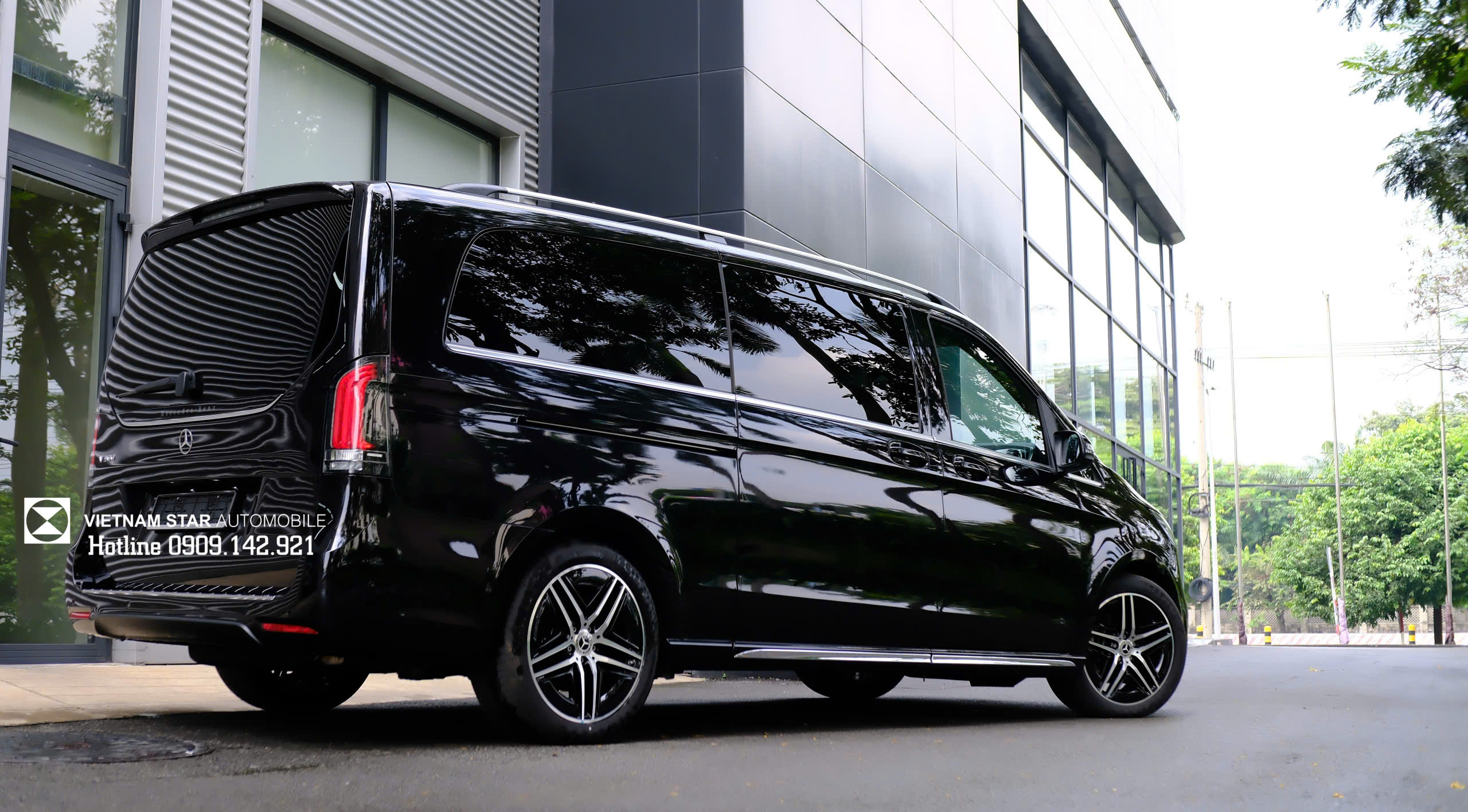 gia-V300-AMG-mau-den