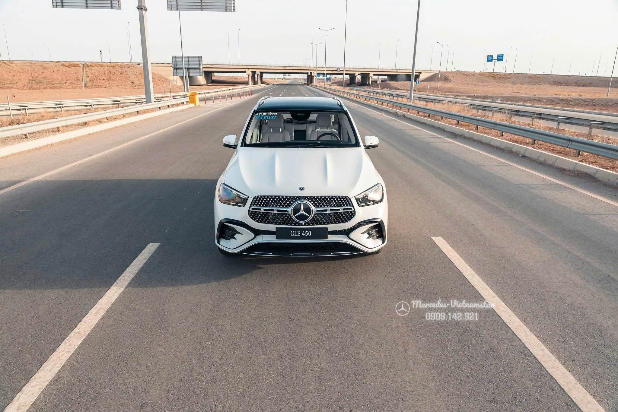 Dải đèn LED ban ngày thiết kế mới của Mercedes-Benz GLE 400 e