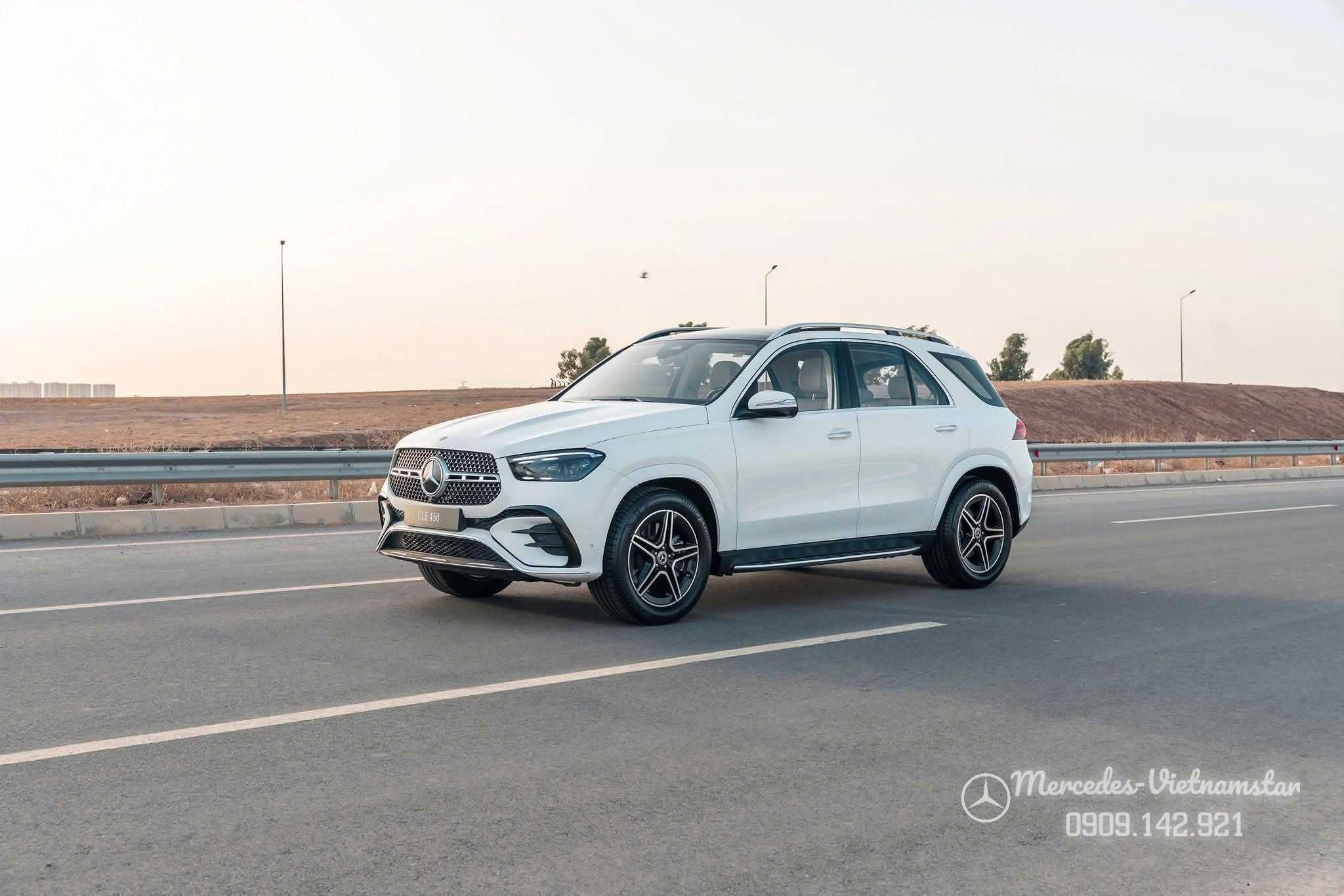 Cản trước AMG với hốc gió thể thao kích thước lớn trên Mercedes GLE 400 e