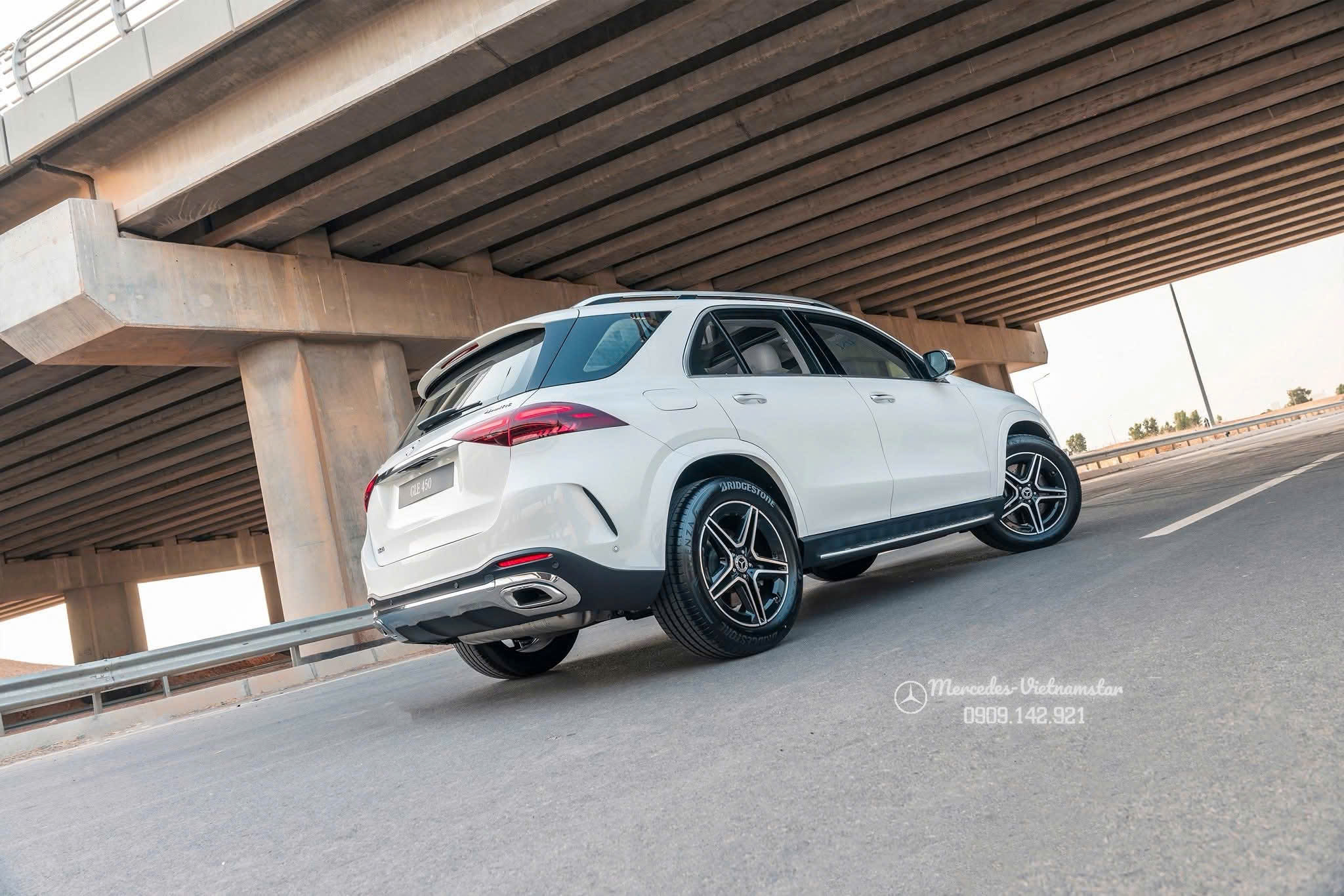 Góc nhìn nghiêng thân xe Mercedes GLE 400 e dài 4924 mm bề thế