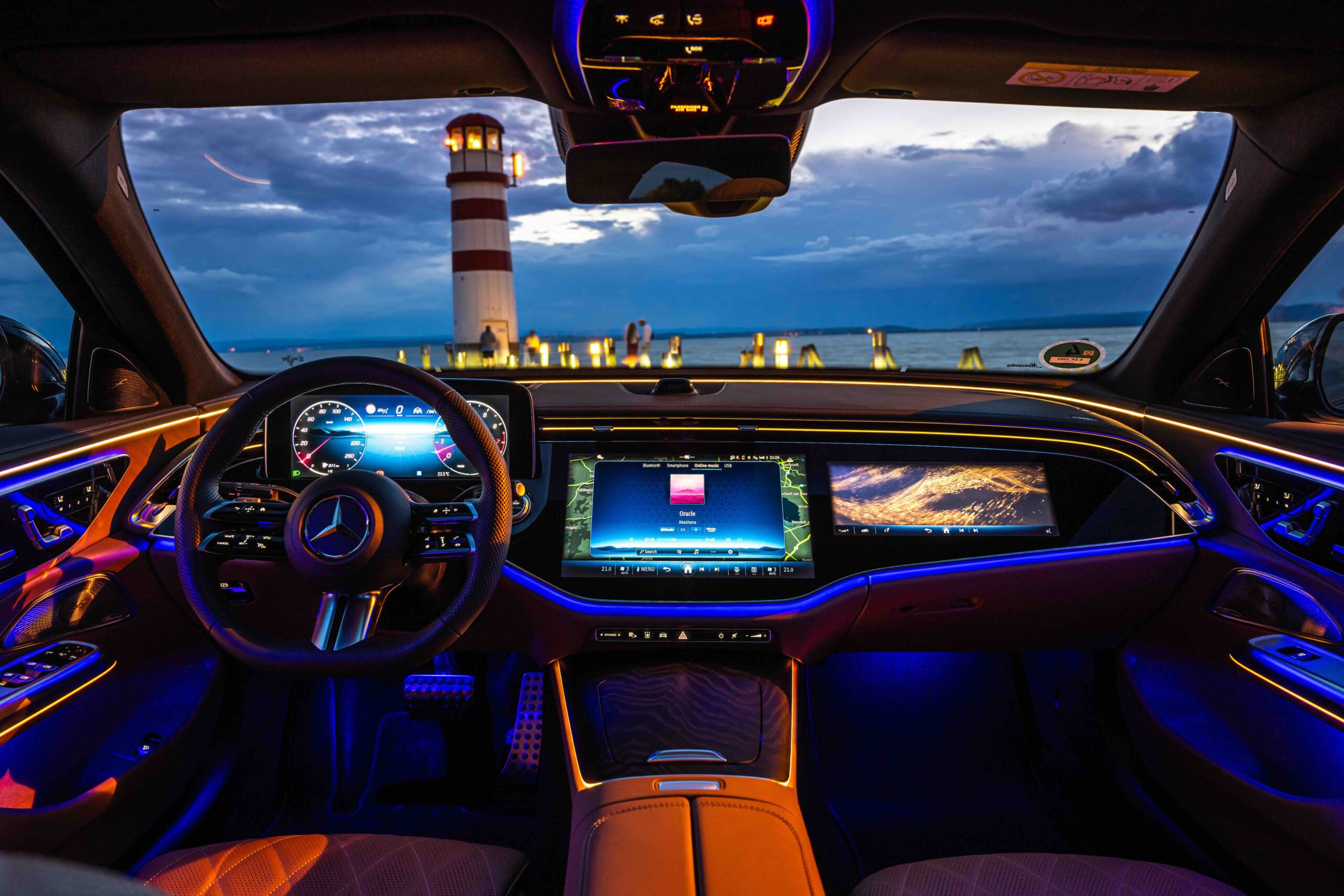 cabin mercedes-benz e 300 amg 2025 màn hình mbux superscreen và camera selfie