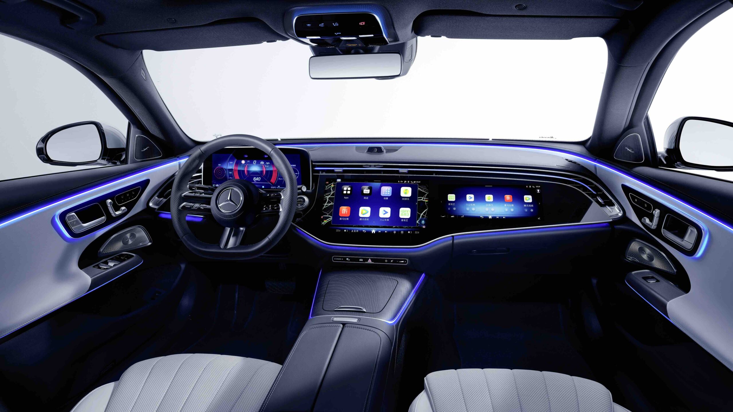 mercedes e300 2025 nội thất với đèn viền 64 màu active ambient lighting