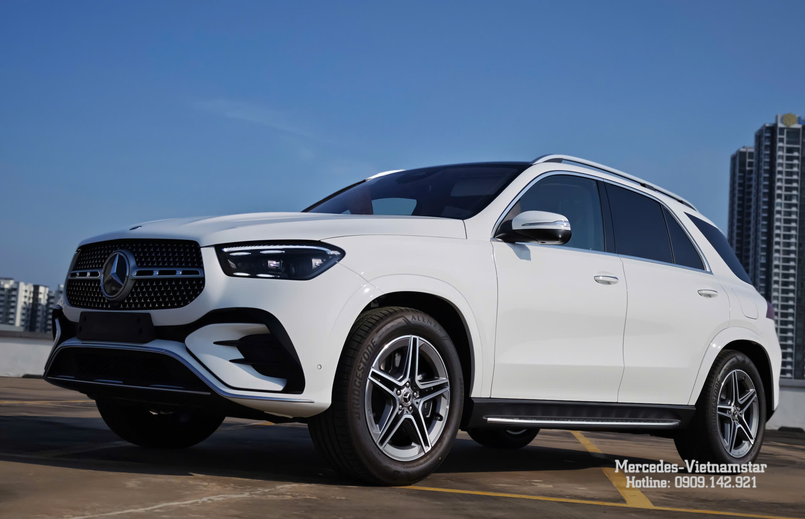 Ngoại thất Mercedes GLE 400e màu Trắng với thiết kế khí động học tối ưu.