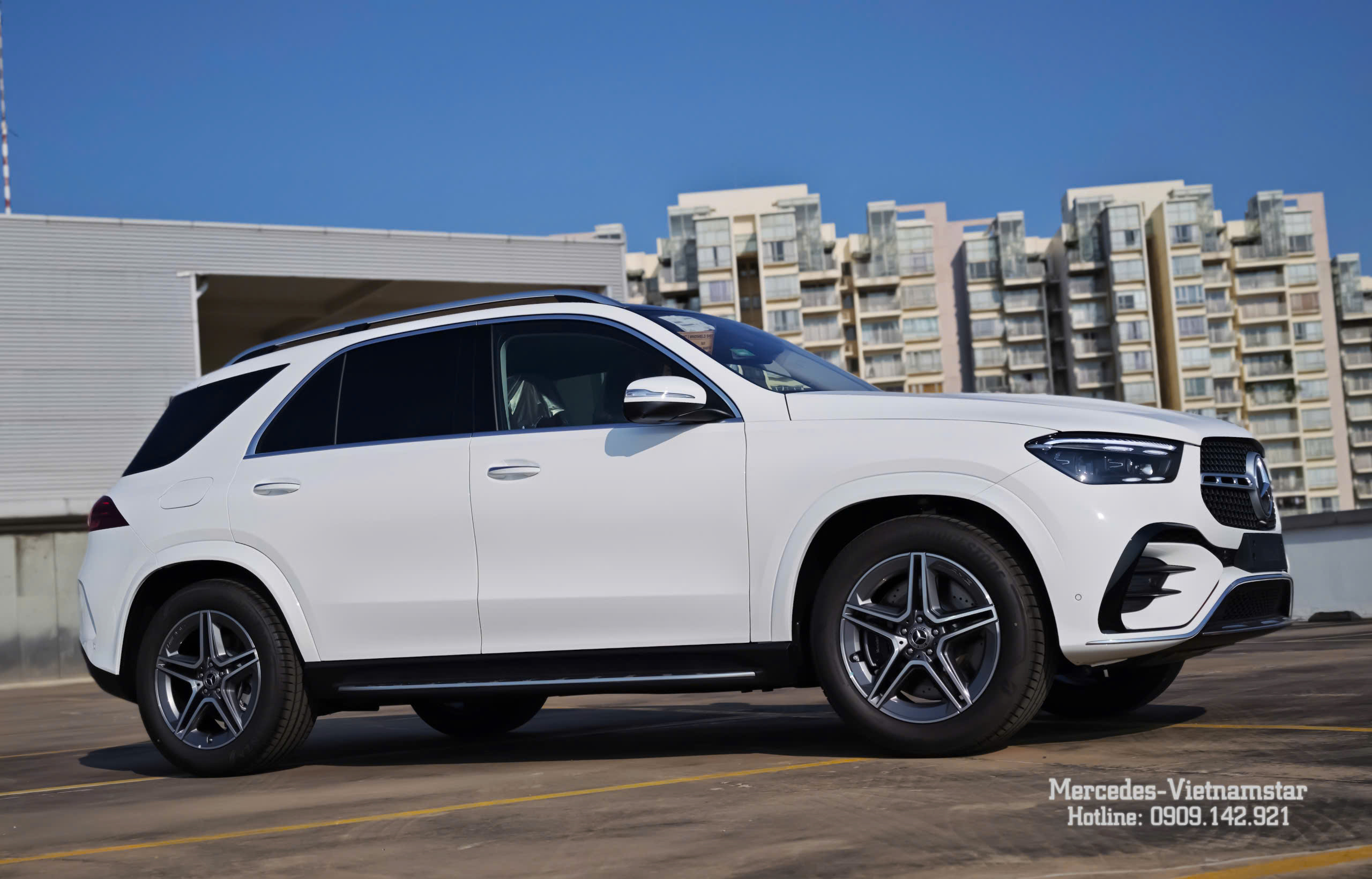Ngoại thất Mercedes GLE 400e màu Trắng với thiết kế khí động học tối ưu.