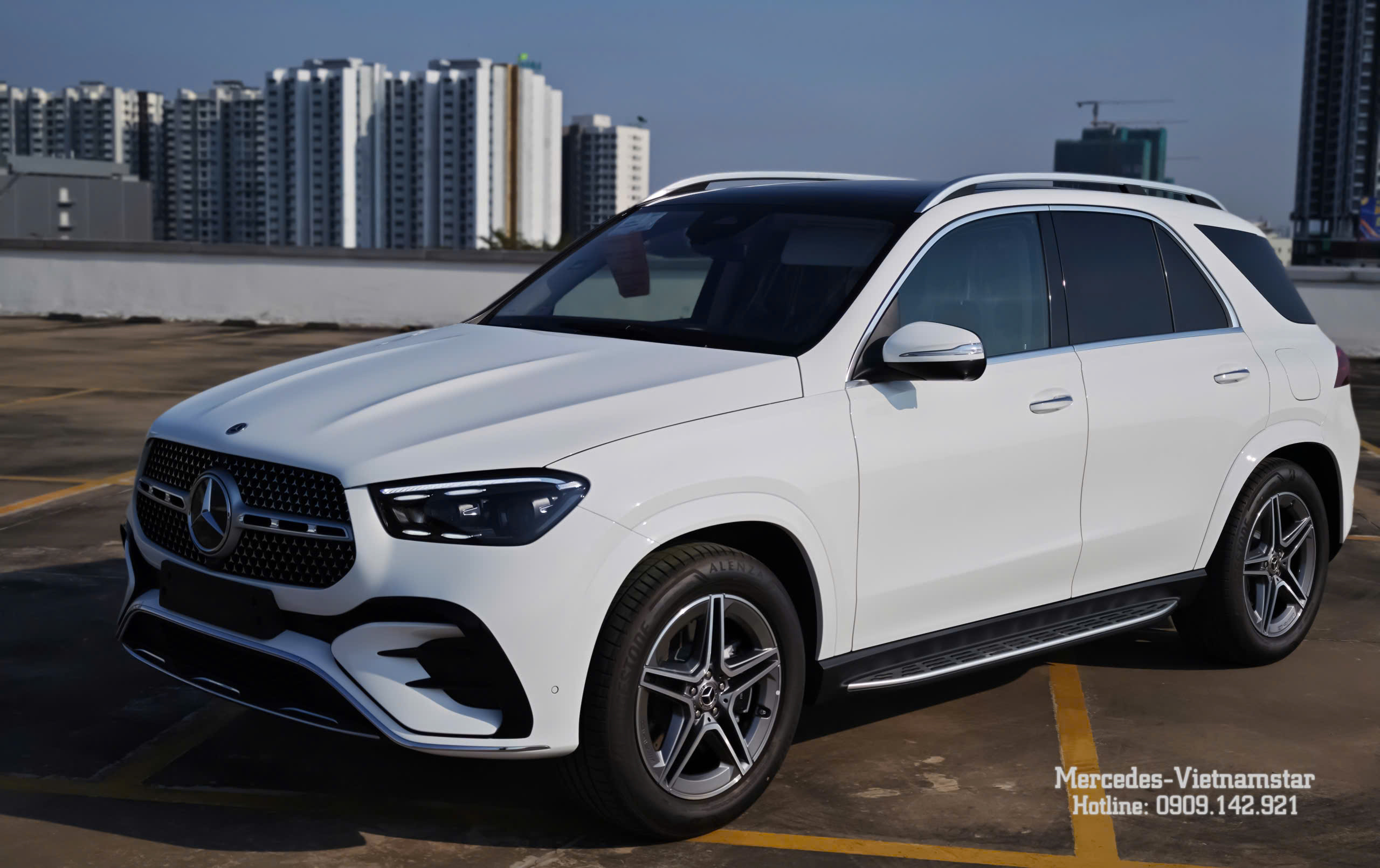 Bộ mâm hợp kim đa chấu phay bóng trên Mercedes GLE 400e màu Trắng.