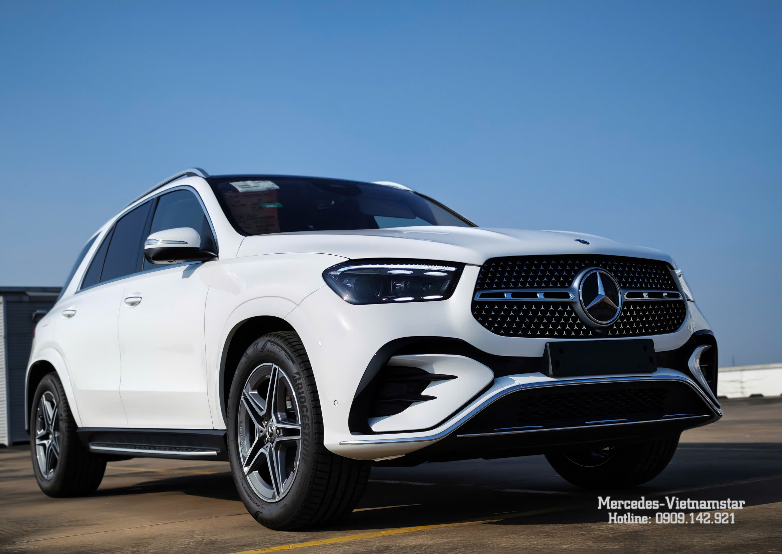 Lưới tản nhiệt kim cương sang trọng của Mercedes GLE 400e màu Trắng.