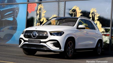 Tổng thể ngoại thất xe Mercedes GLE 400e màu Trắng sang trọng và hiện đại.