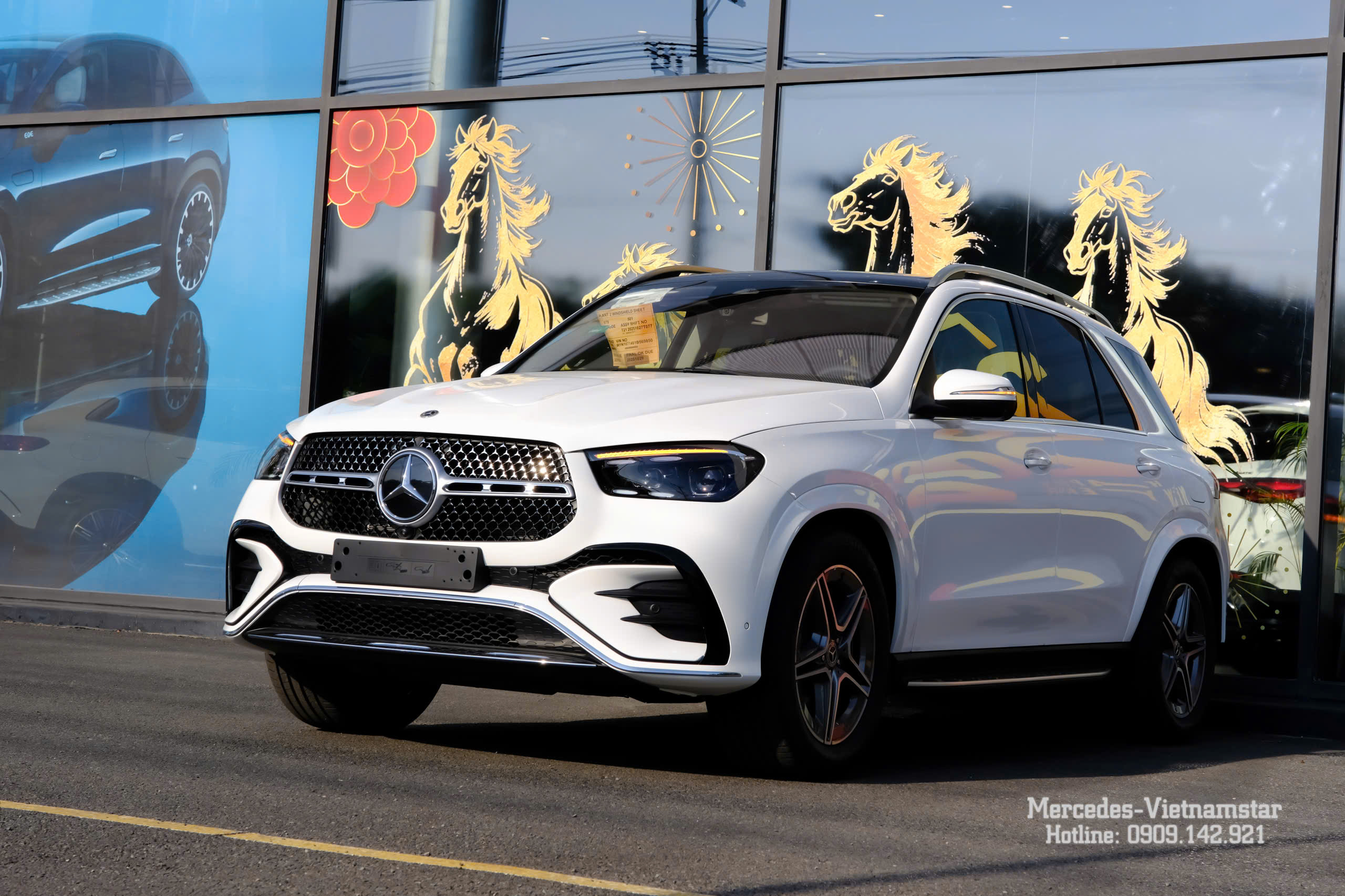 Tổng thể ngoại thất xe Mercedes GLE 400e màu Trắng sang trọng và hiện đại.