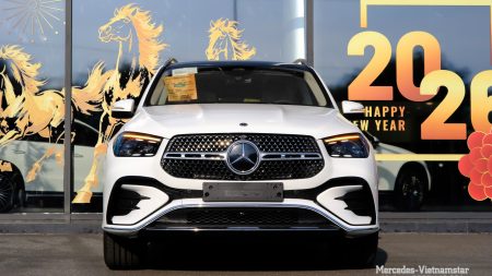 SUV hạng sang Mercedes GLE 400e màu Trắng chụp từ góc chính diện.