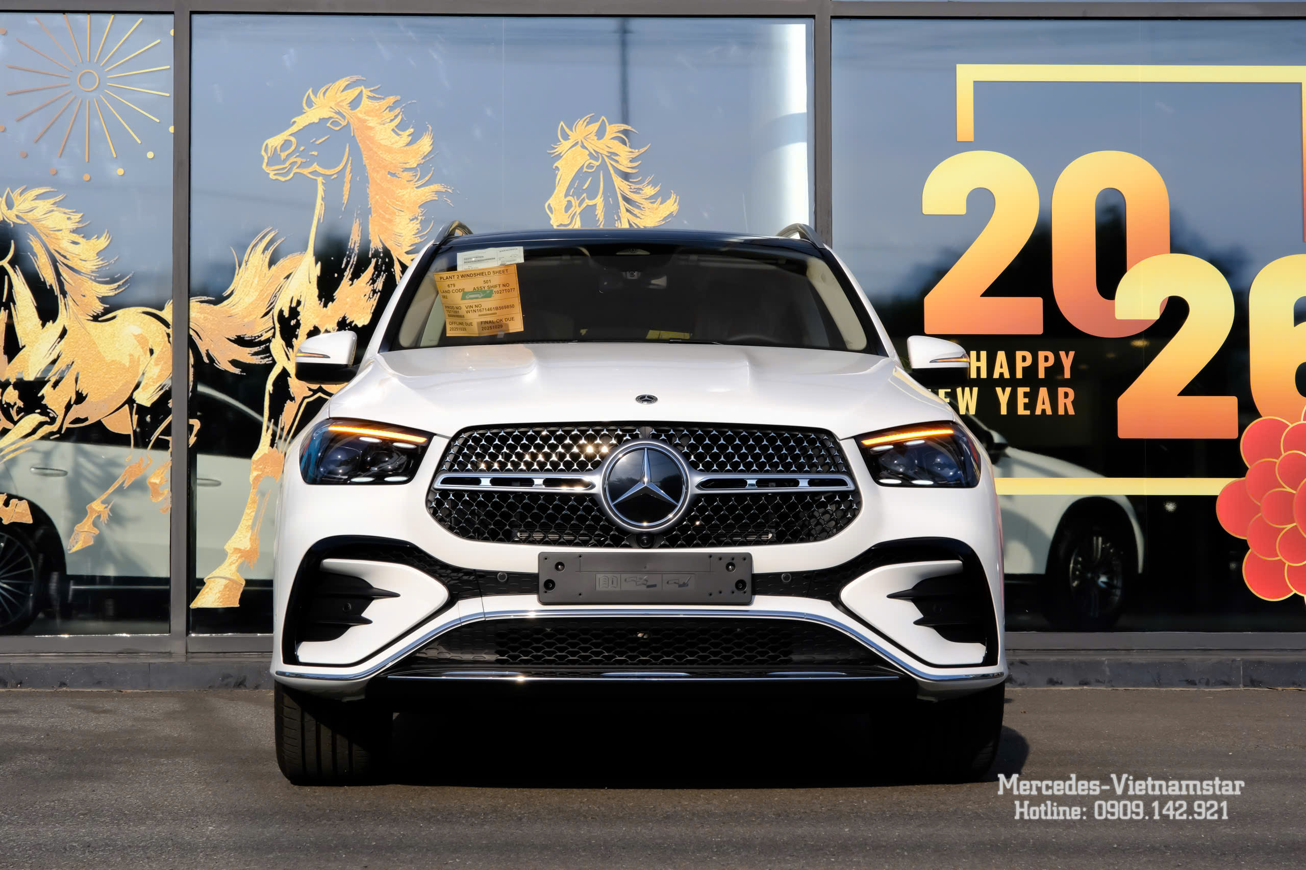 SUV hạng sang Mercedes GLE 400e màu Trắng chụp từ góc chính diện.
