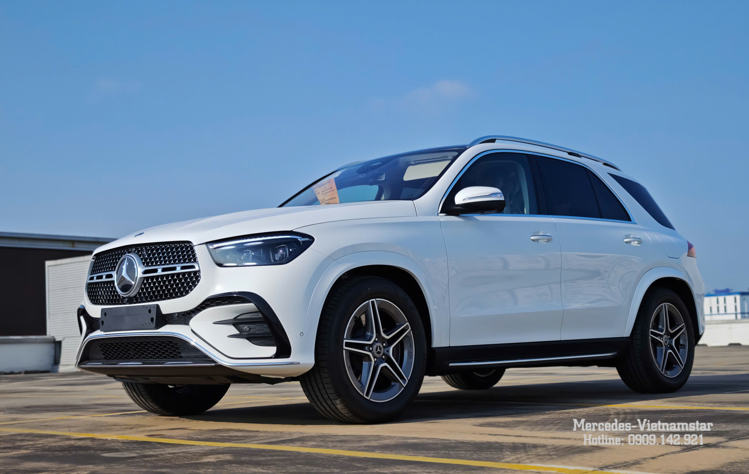 Cản trước thể thao của gói AMG Line trên Mercedes GLE 400e màu Trắng.