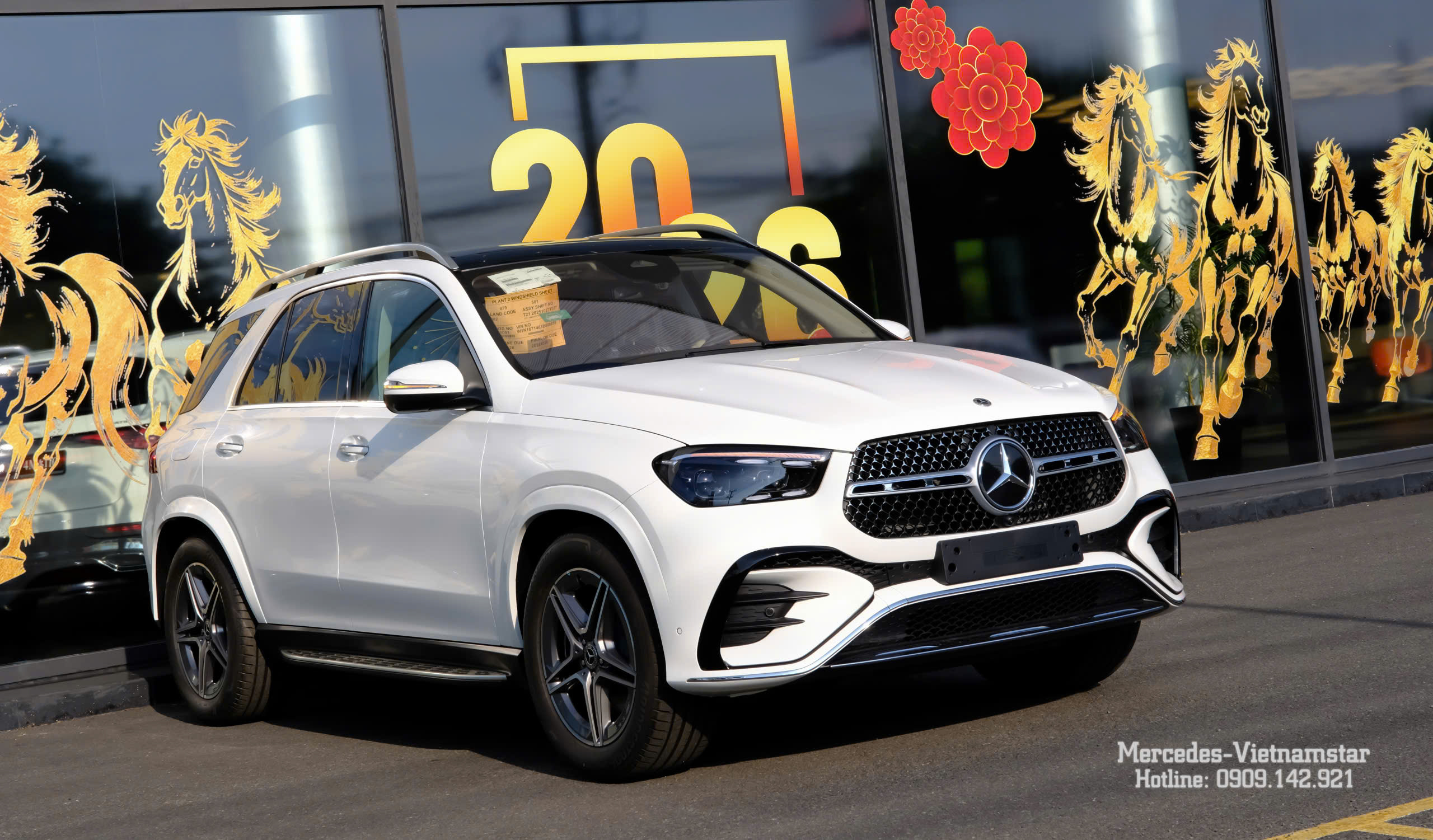 Vẻ đẹp tinh khôi của Mercedes GLE 400e màu Trắng dưới ánh nắng mặt trời.