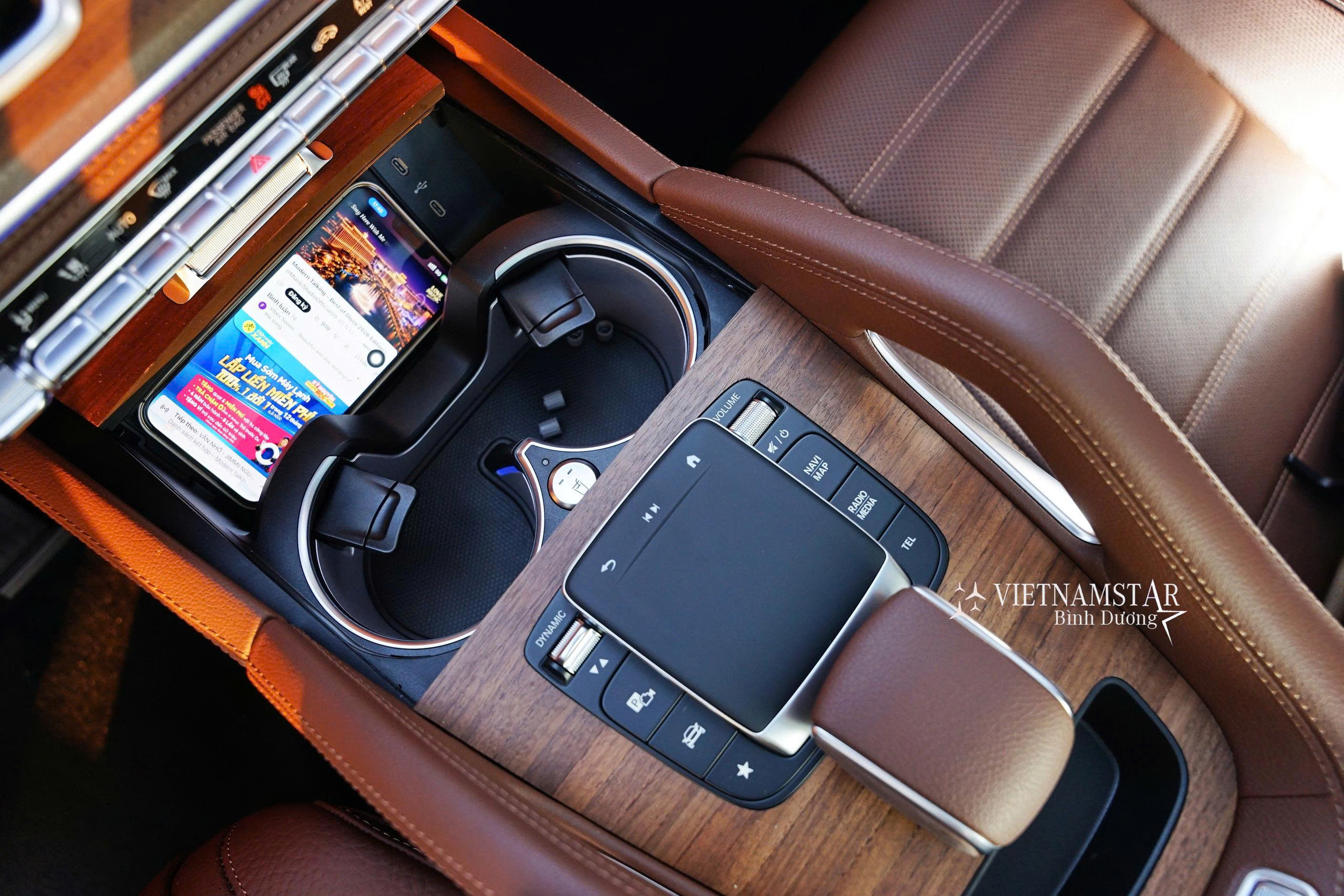 Ngăn để ly có giữ nhiệt bên trong GLE400e nội thất màu Nâu.