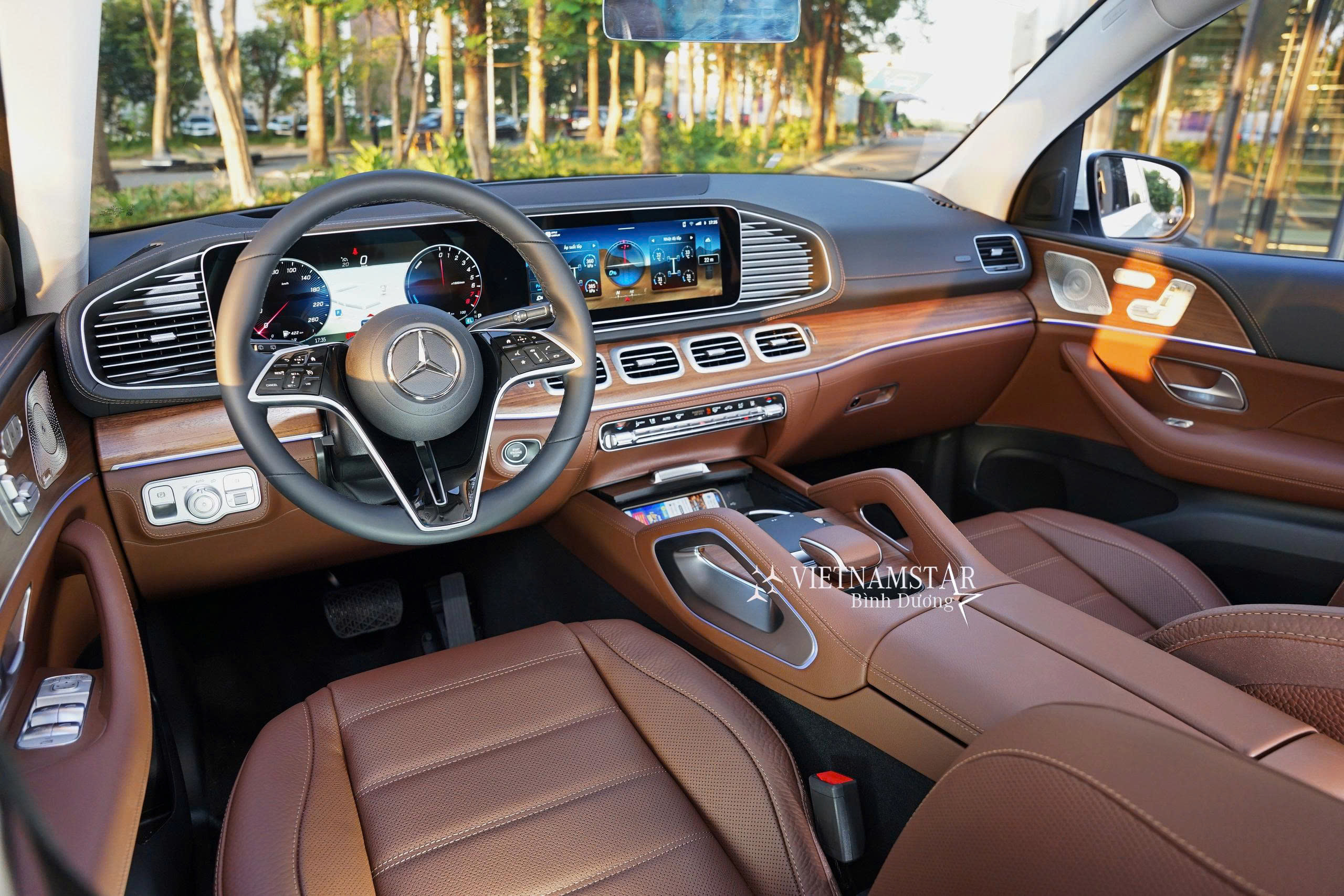 Khoang lái Mercedes GLE400e nội thất màu Nâu phối gỗ Walnut cao cấp.