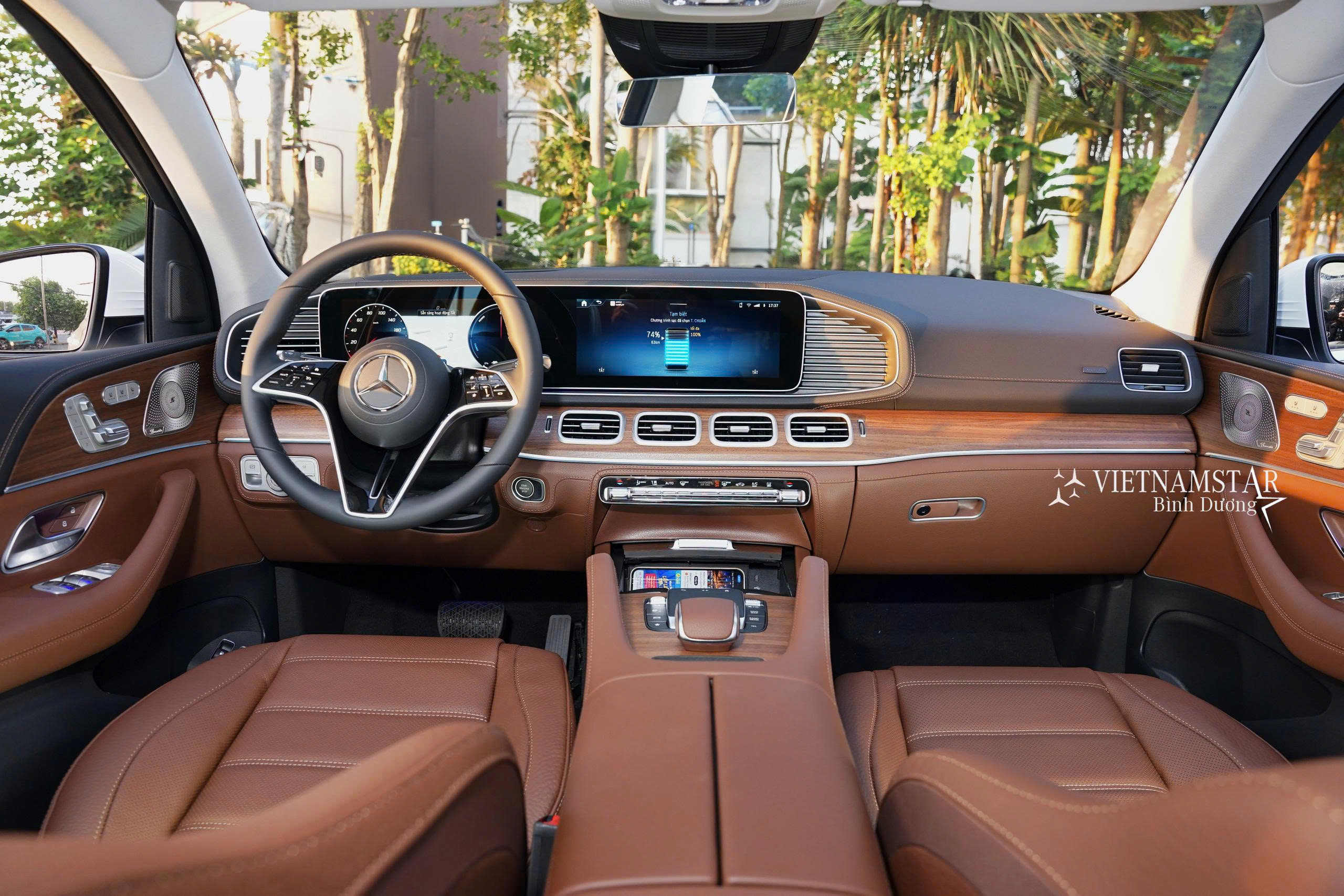 Toàn cảnh không gian GLE400e nội thất màu Nâu da Nappa sang trọng.
