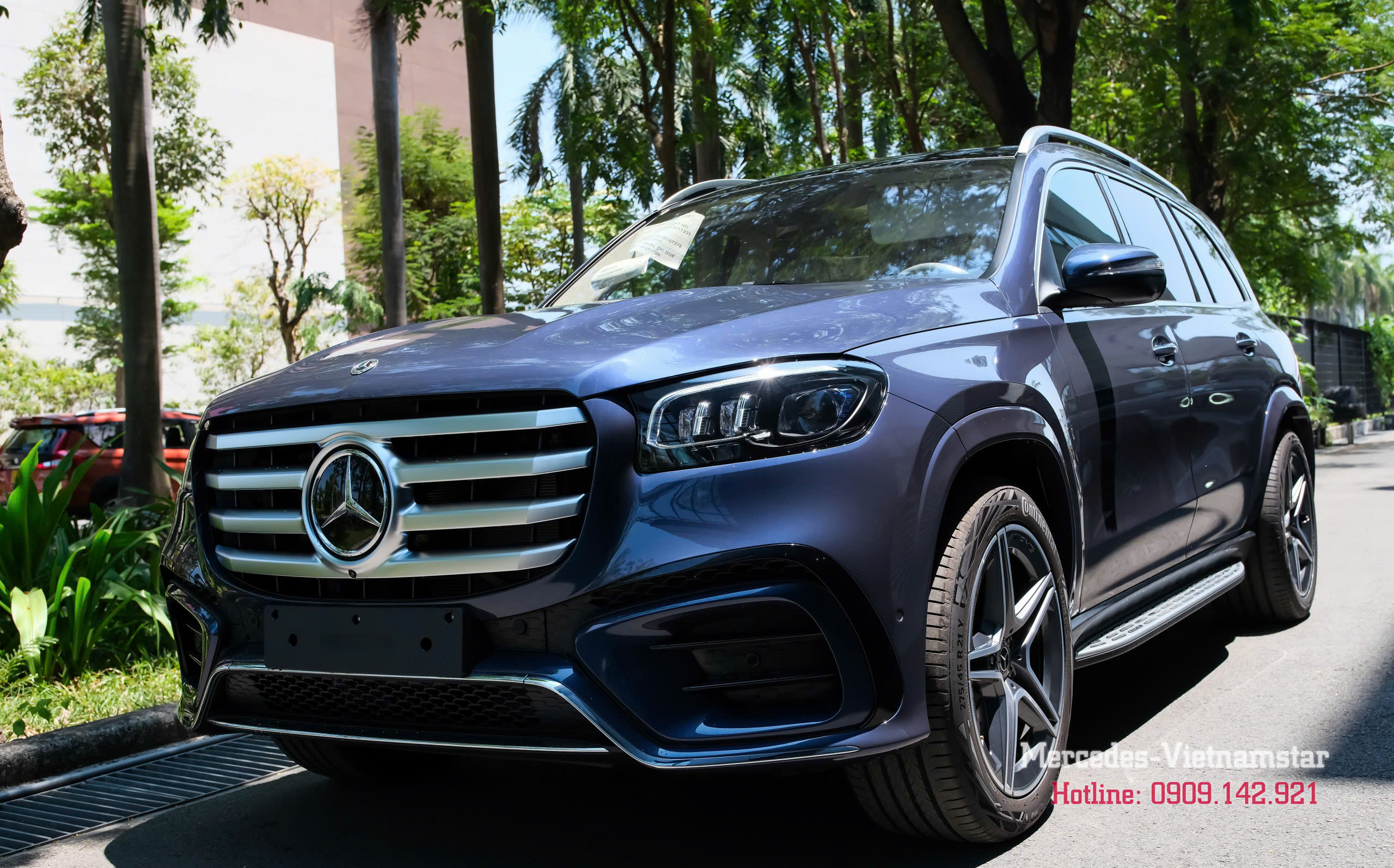 Cận cảnh đầu xe Mercedes GLS 450 màu Xanh Sodalite với lưới tản nhiệt 4 nan ngang.