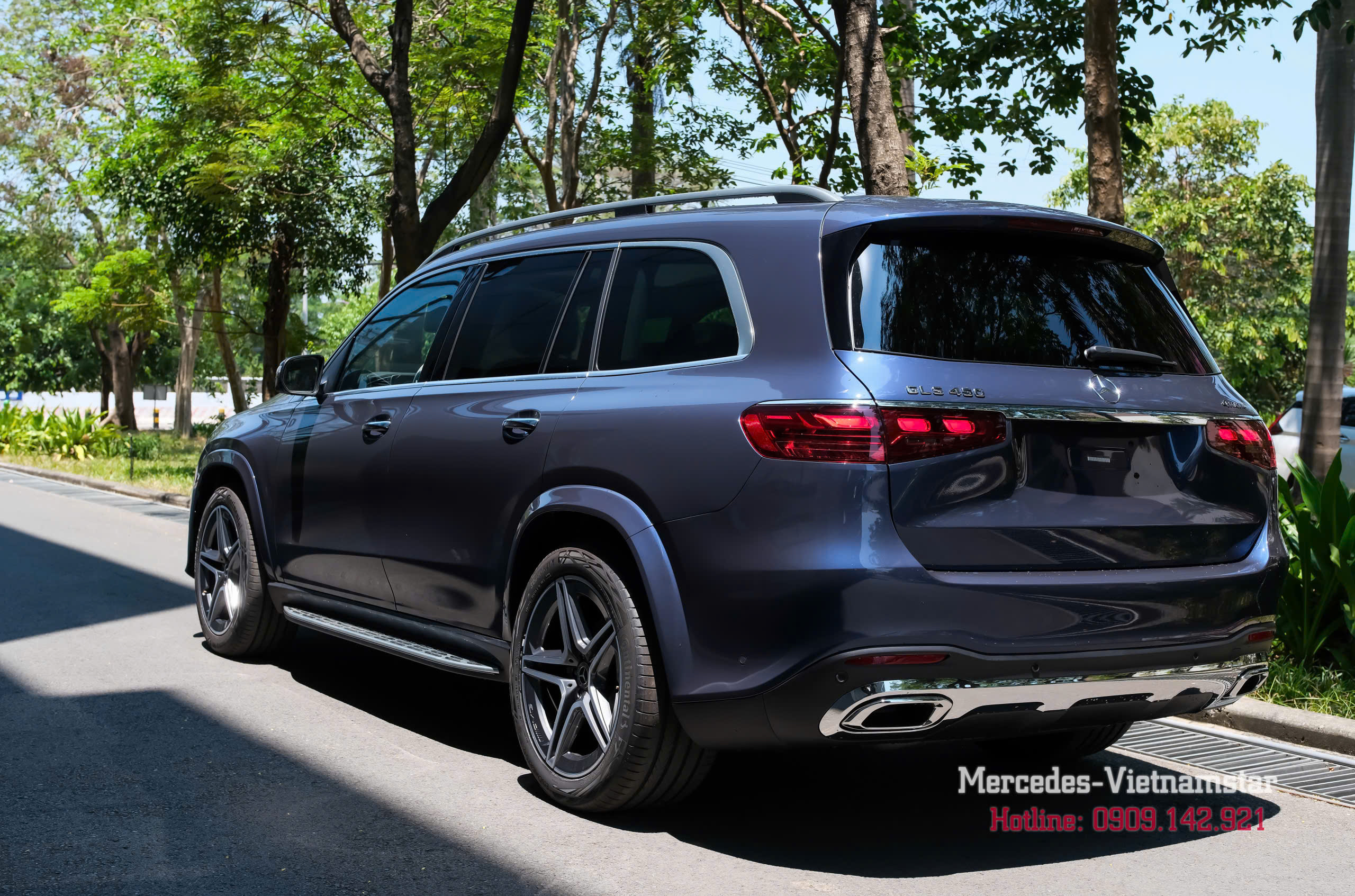 Hệ thống ống xả kép mạ chrome trên xe Mercedes GLS 450 màu Xanh Sodalite.