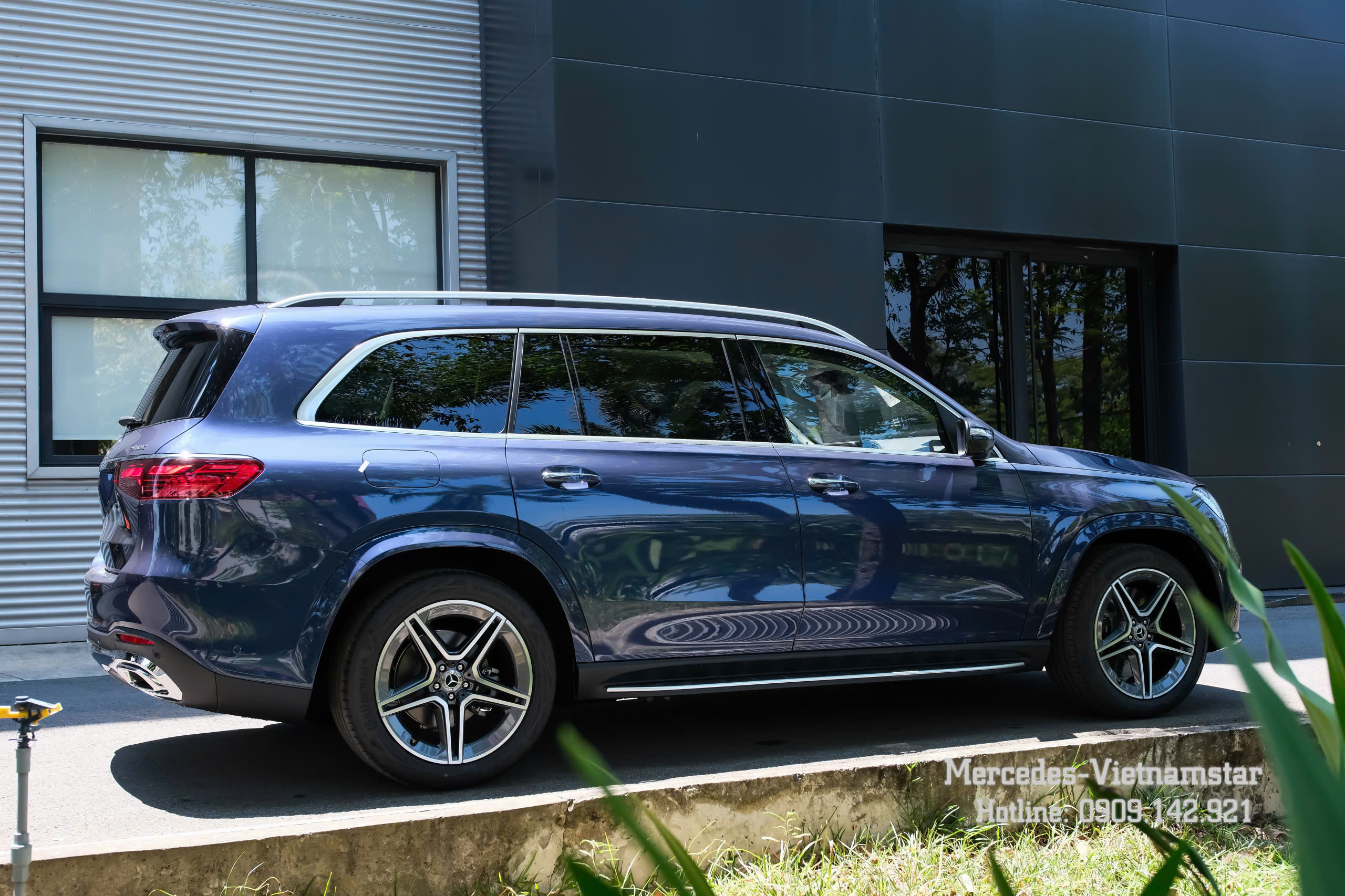 Bậc bước chân bằng hợp kim nhôm cao cấp của Mercedes GLS 450 màu Xanh Sodalite.