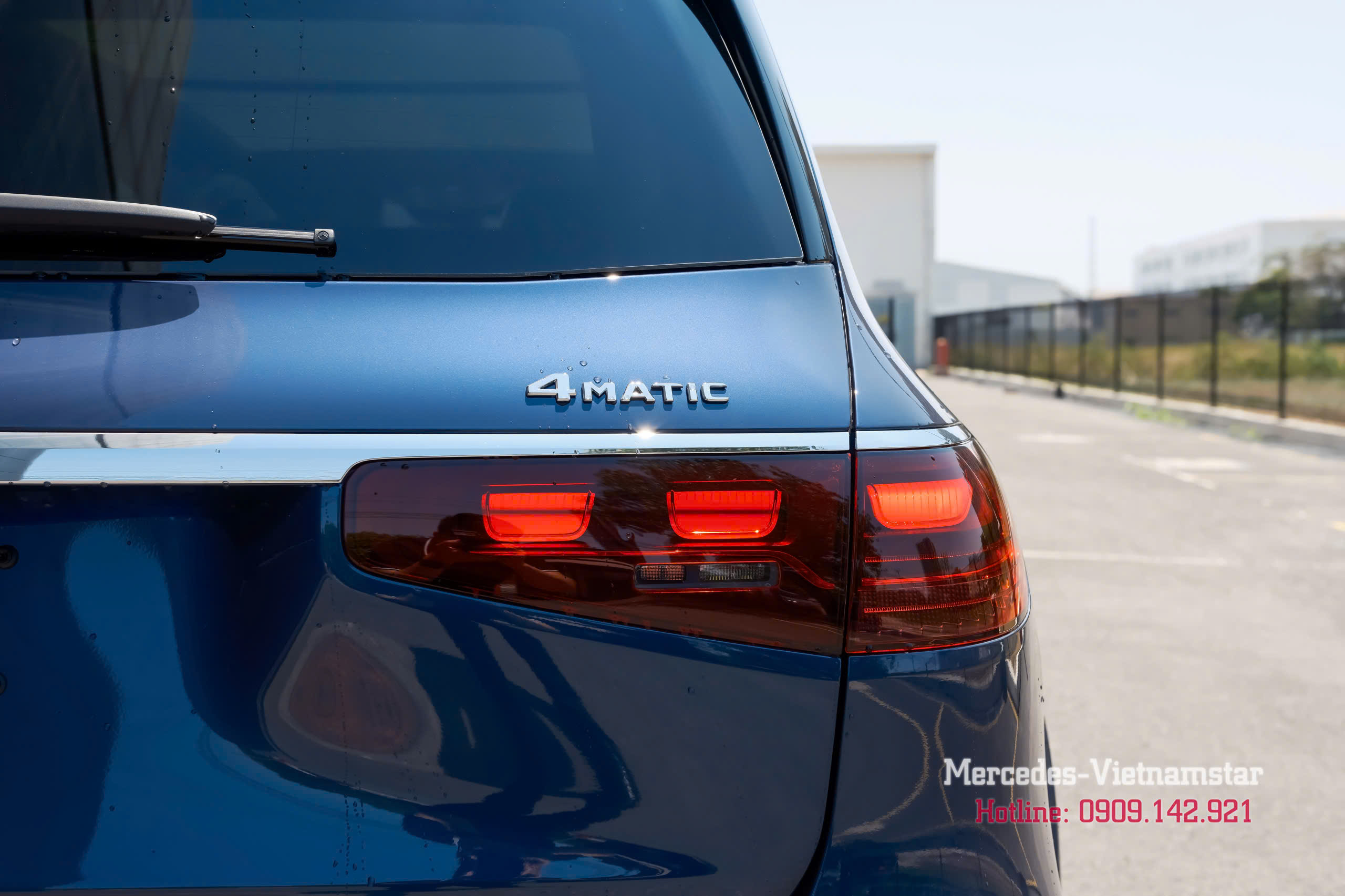Logo GLS 450 và 4MATIC sáng bóng ở phía sau xe màu Xanh Sodalite.