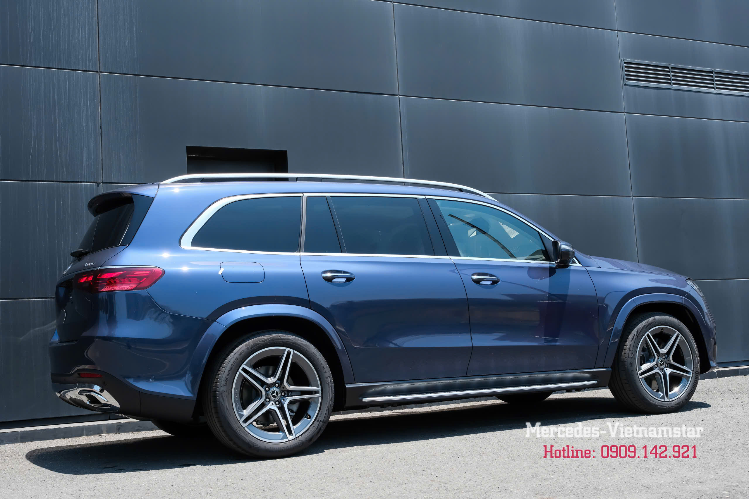 Góc nhìn ngang thân xe Mercedes GLS 450 màu Xanh Sodalite lịch lãm.