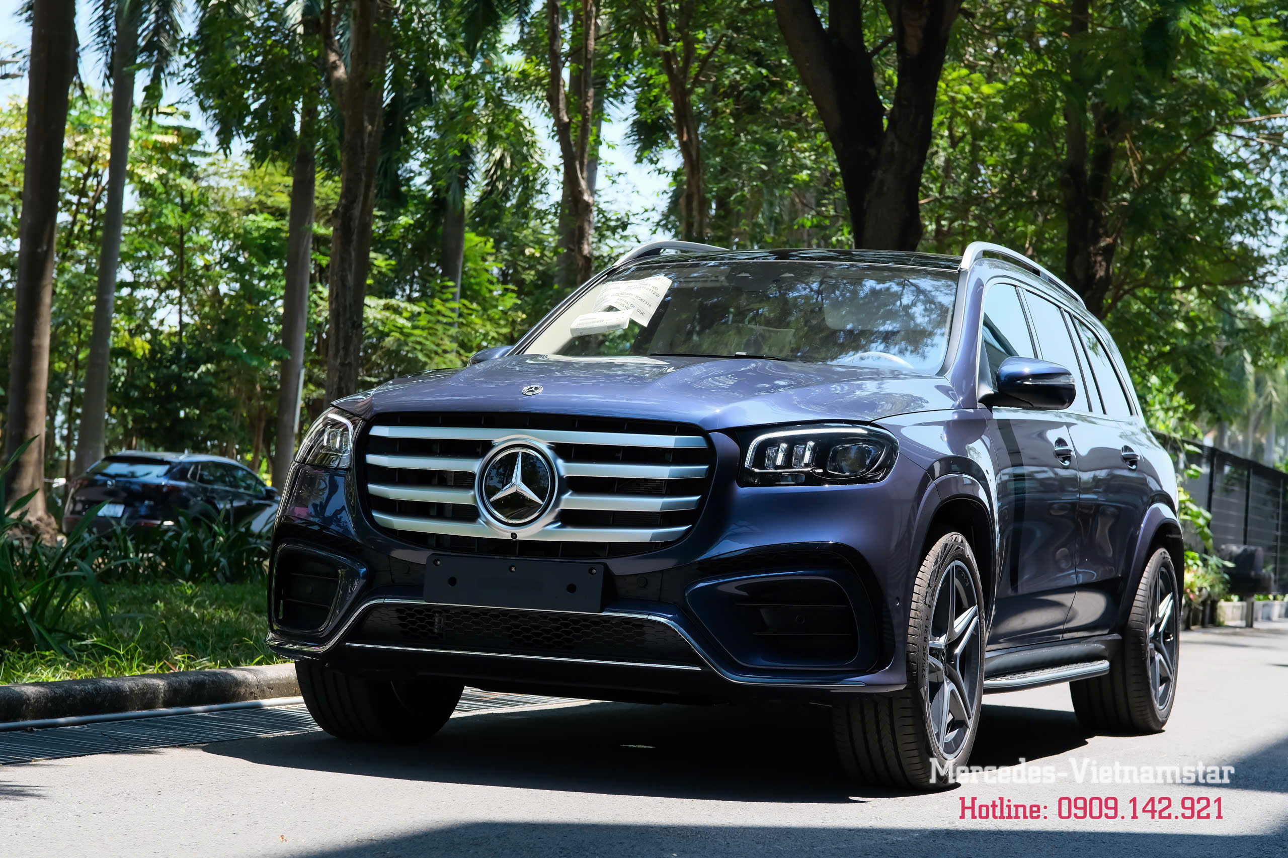 Tổng thể ngoại thất xe Mercedes GLS 450 màu Xanh Sodalite sang trọng dưới ánh nắng.
