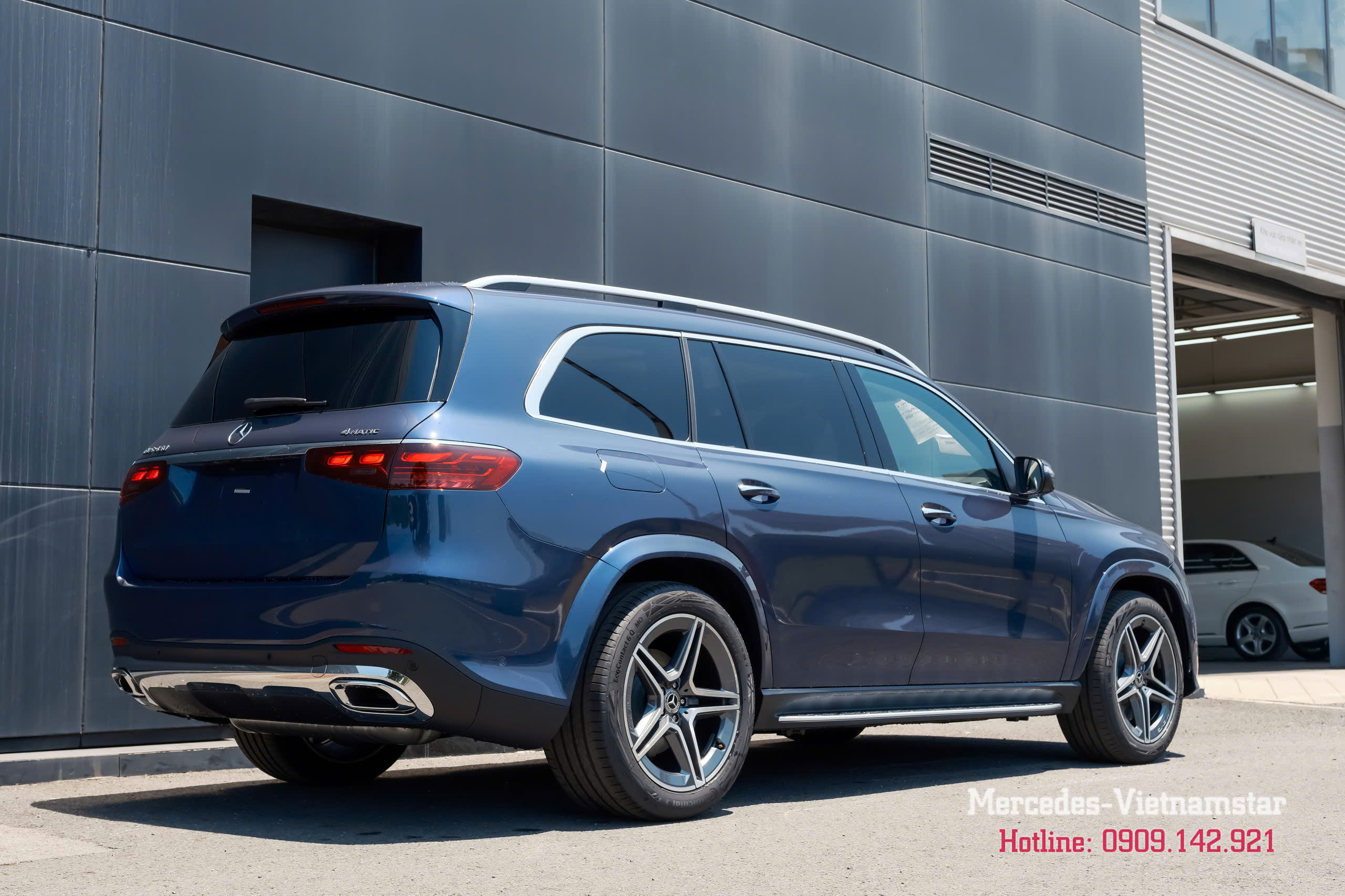 Mercedes-Benz GLS 450 màu Xanh Sodalite Blue metallic với vẻ ngoài uy nghi.
