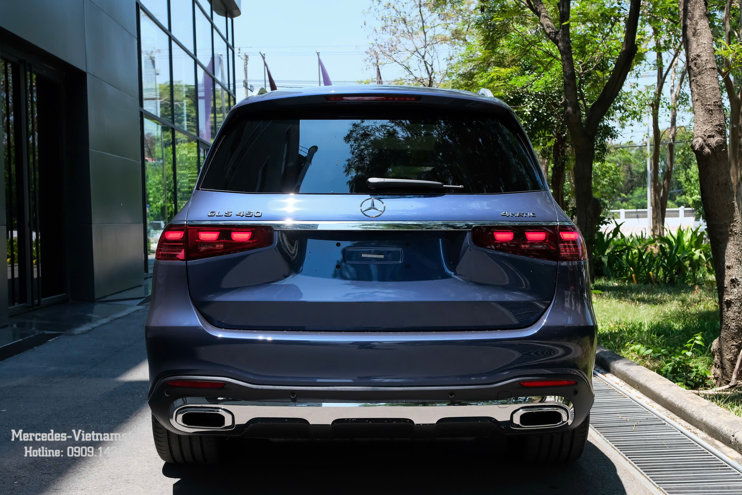 Phần đuôi xe vững chãi của Mercedes GLS 450 màu Xanh Sodalite.