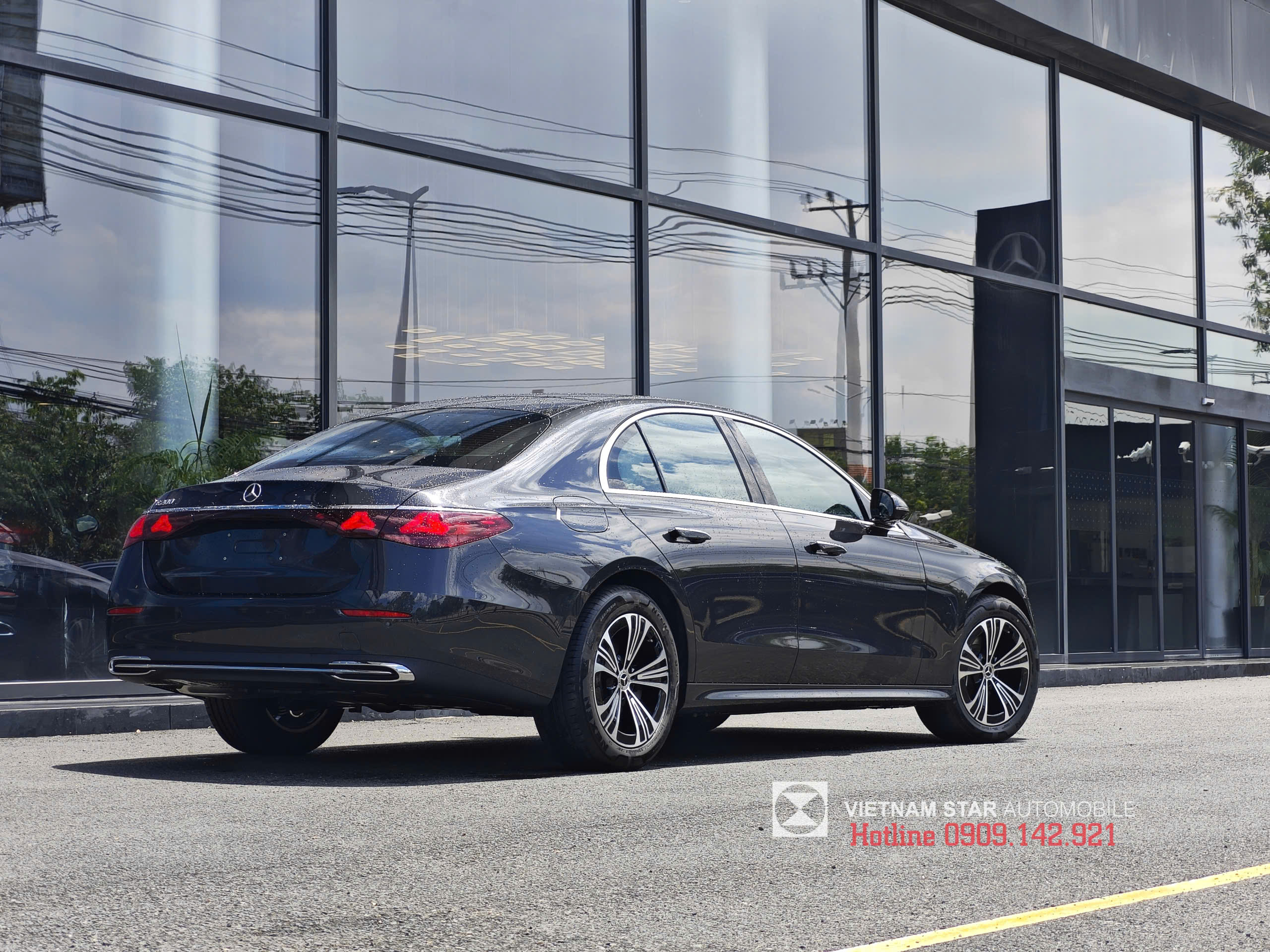 gương chiếu hậu mercedes e200 avantgarde tích hợp đèn báo rẽ và tính năng chống chói tự động