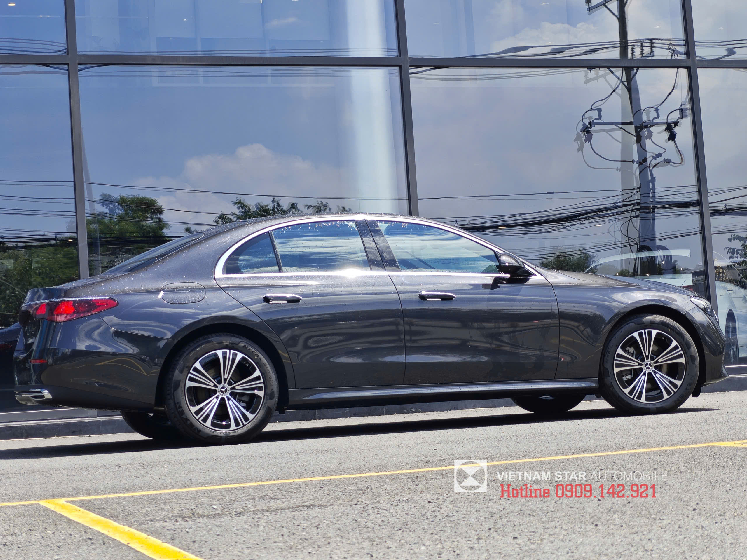 thiết kế mâm xe hợp kim 5 chấu kép 18 inch của mercedes e200 avantgarde 2025