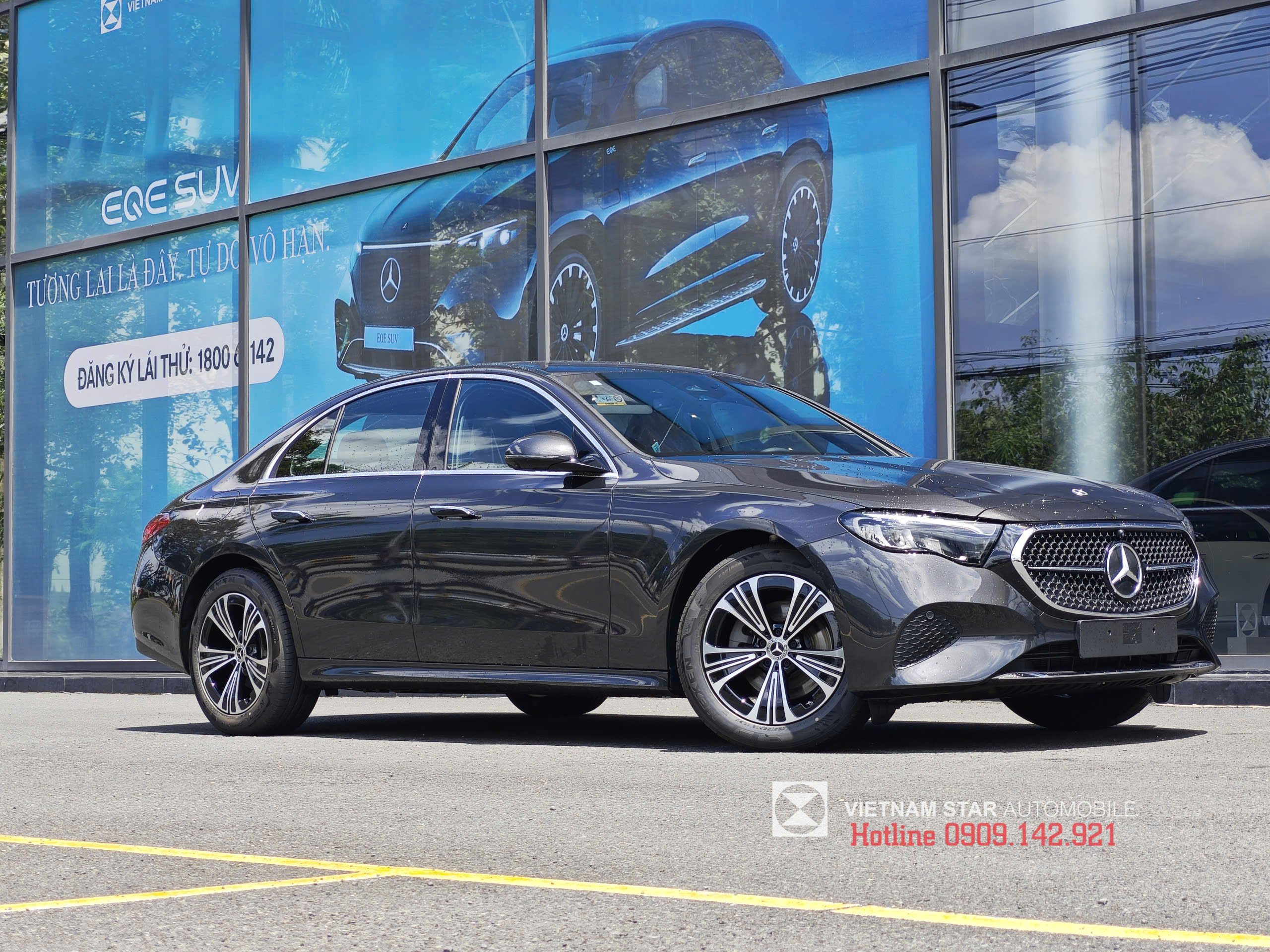 cụm đèn pha LED High Performance với đồ họa ánh sáng sắc nét trên e200 avantgarde