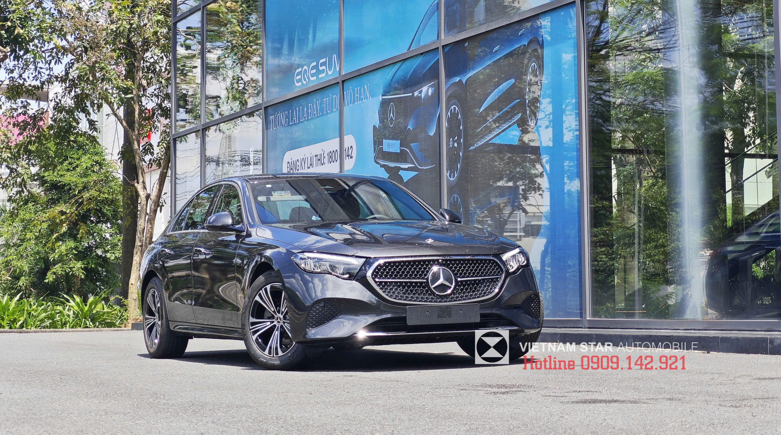 góc chụp ngoại thất 3/4 của mercedes e 200 avantgarde 2025 màu xám hiện đại