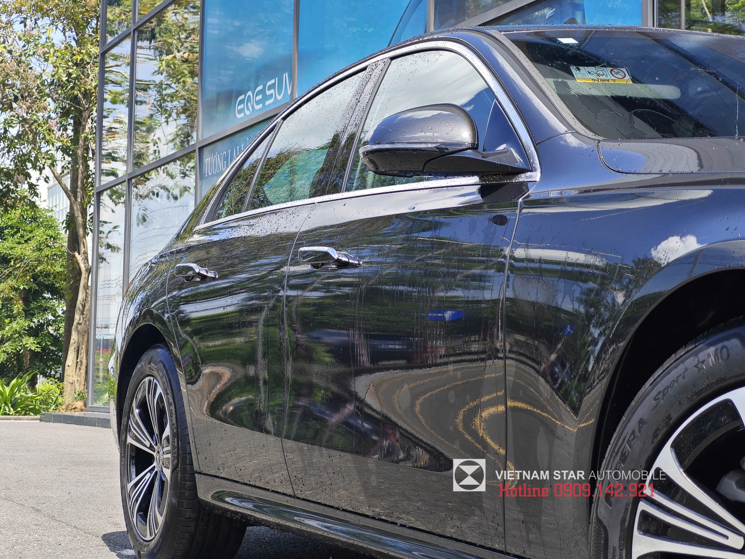 chi tiết nẹp cửa sổ và viền kính chrome mờ, tạo sự tương phản hiện đại trên e200 avantgarde