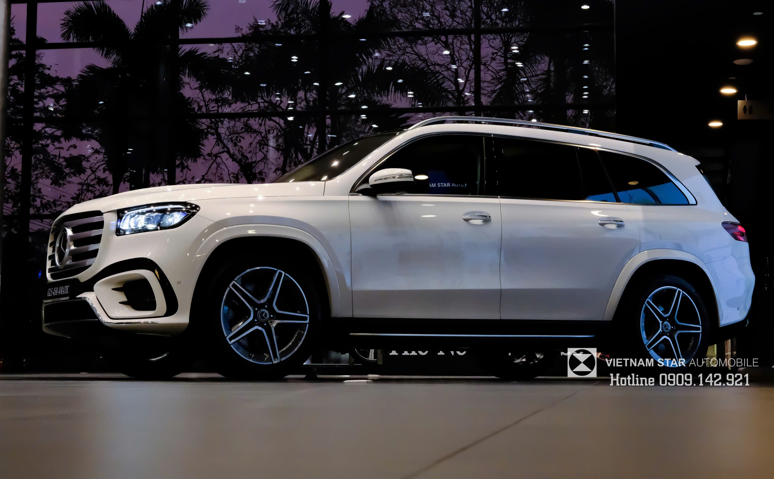 Toàn cảnh Mercedes-Benz GLS450 4MATIC màu trắng hiện đại