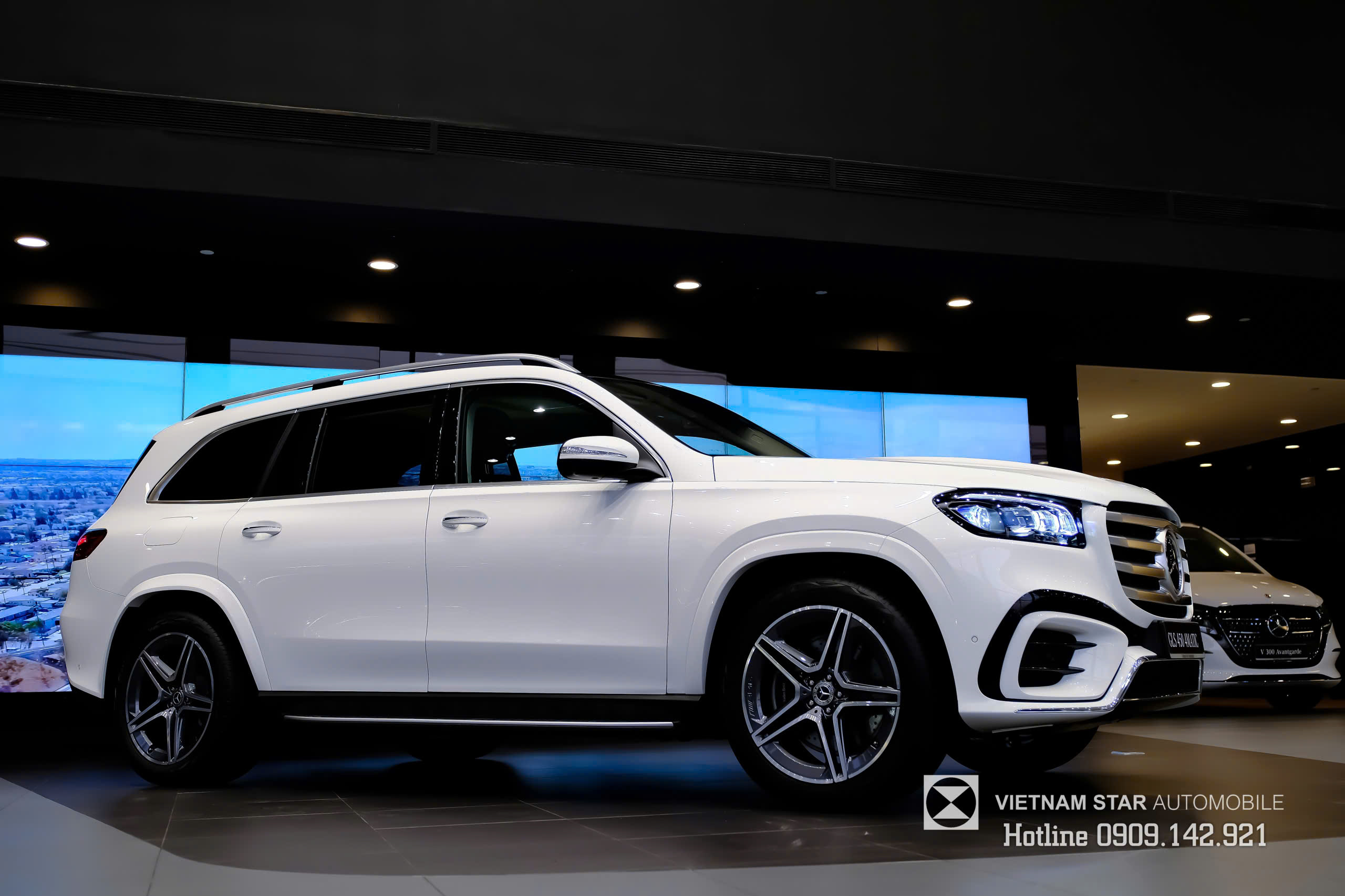 Thân xe Mercedes GLS 450 màu trắng với mâm xe AMG thể thao