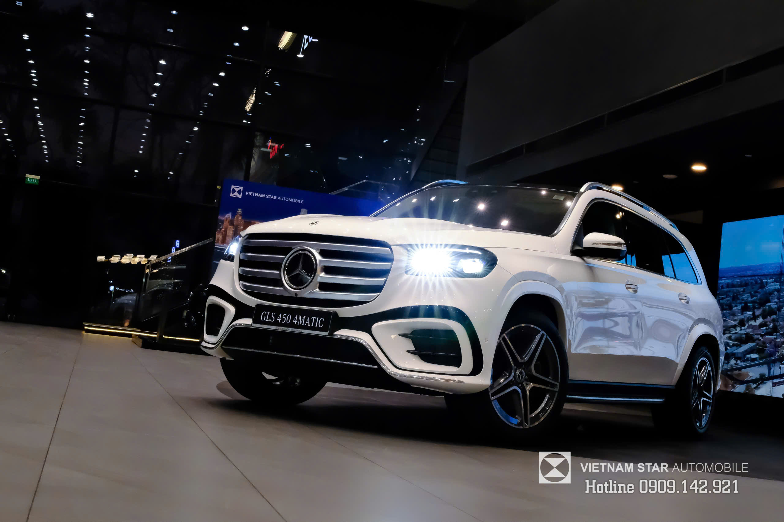 Cận cảnh đầu xe Mercedes GLS 450 màu trắng sang trọng