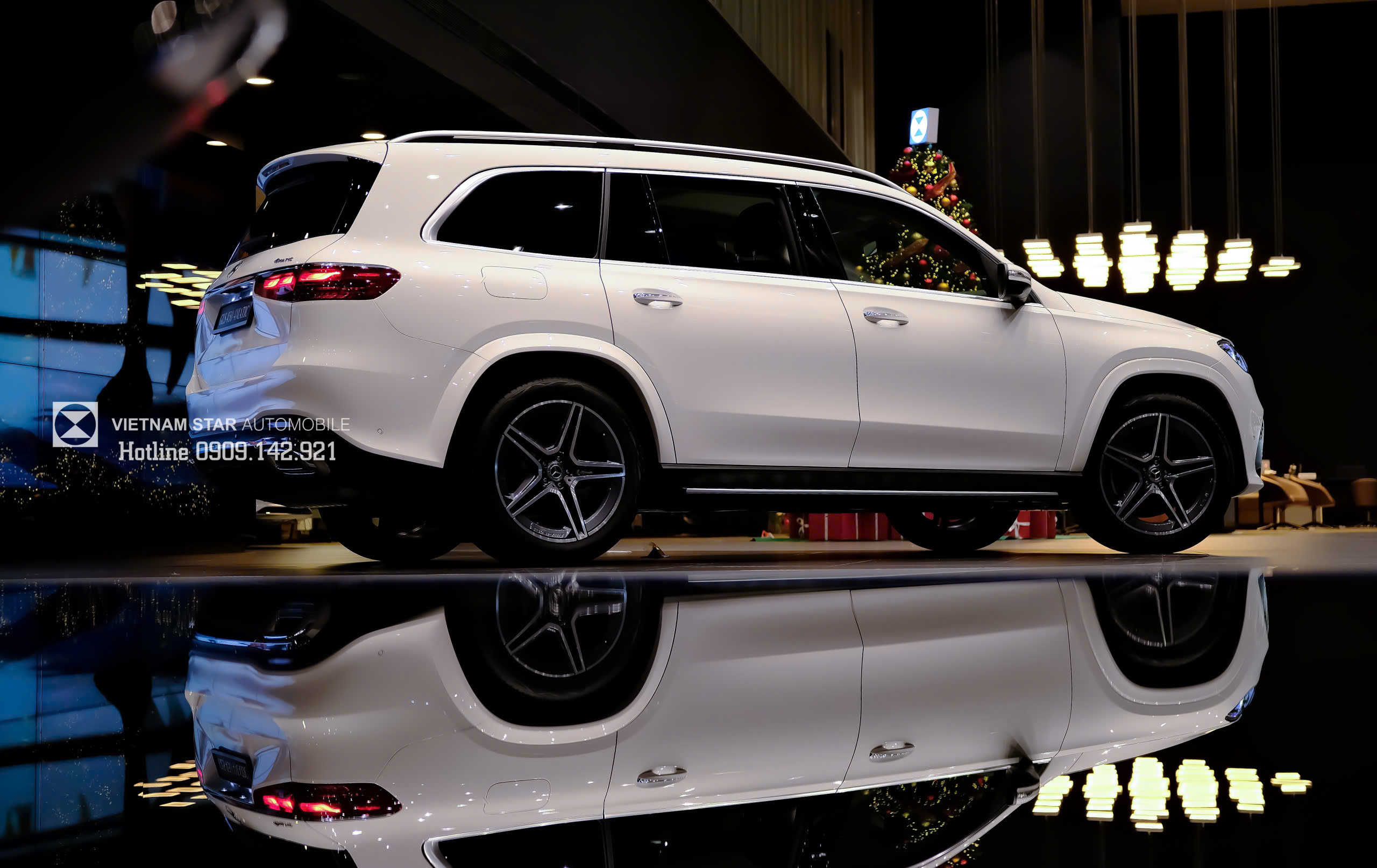 Góc nghiêng 45 độ xe Mercedes GLS 450 màu trắng lịch lãm