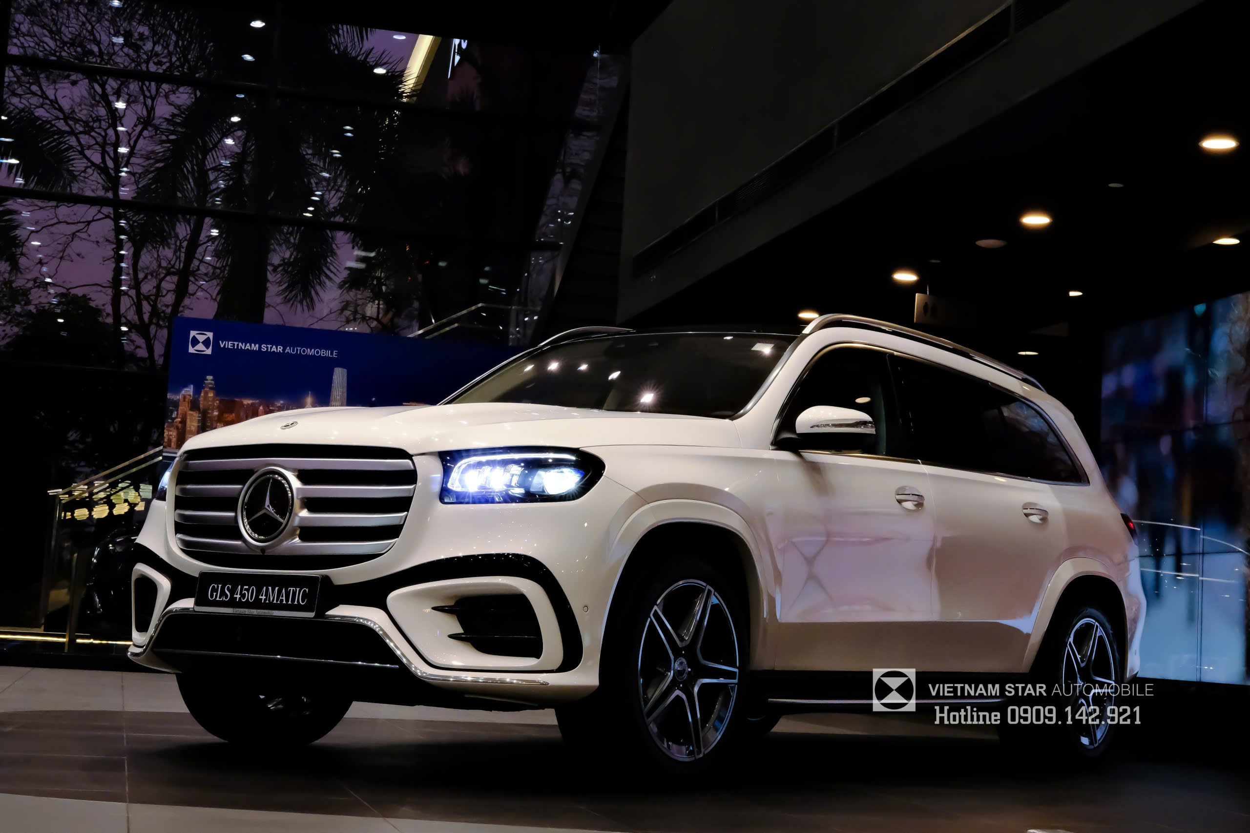 SUV hạng sang Mercedes GLS 450 màu trắng tinh khôi tại showroom