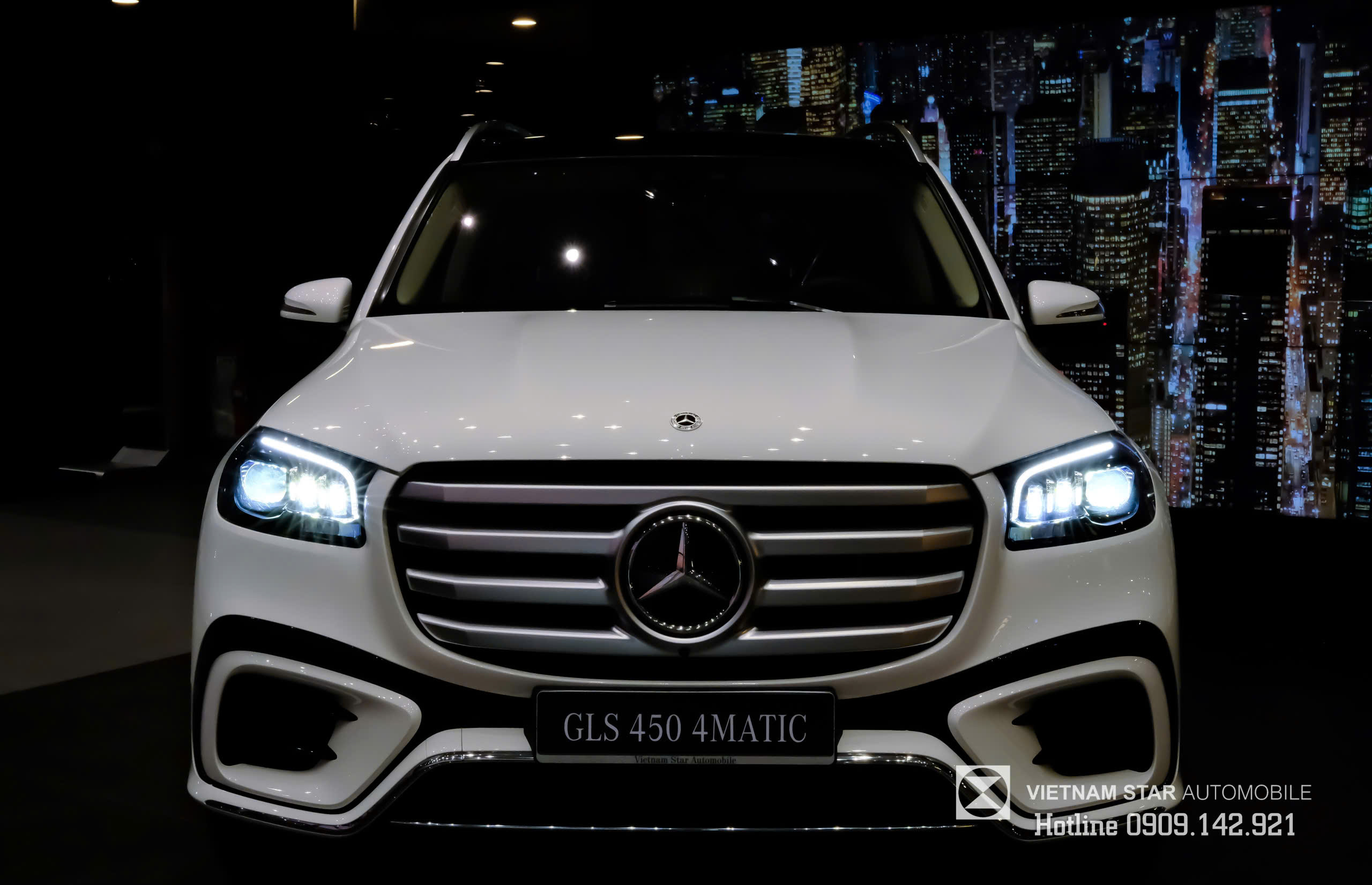 Mặt ca-lăng hầm hố của Mercedes-Benz GLS450 màu trắng